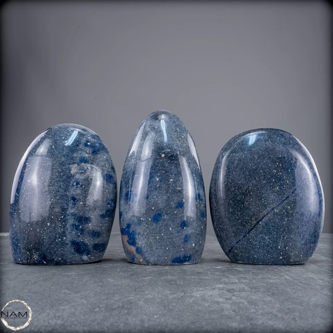 K2 freeforms – Fascinating trio with bright blue azurite...