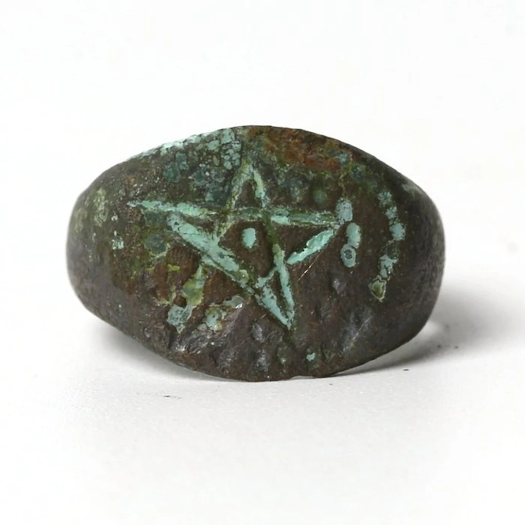 Medieval, Crusaders Era Bronze Ring depicting a pentagram (No reserve price)