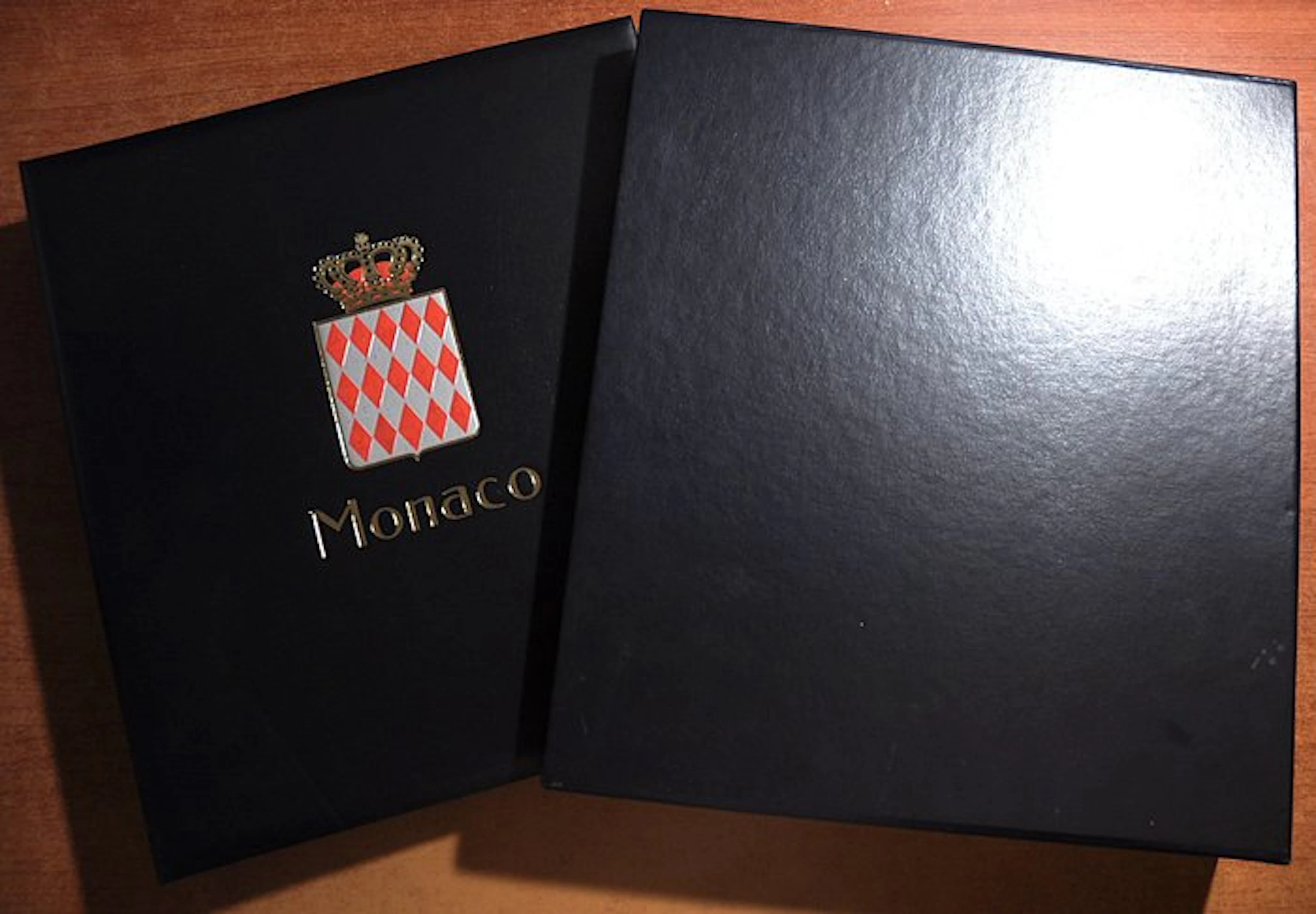 Monaco Accessories - A blank luxury DAVO album with...