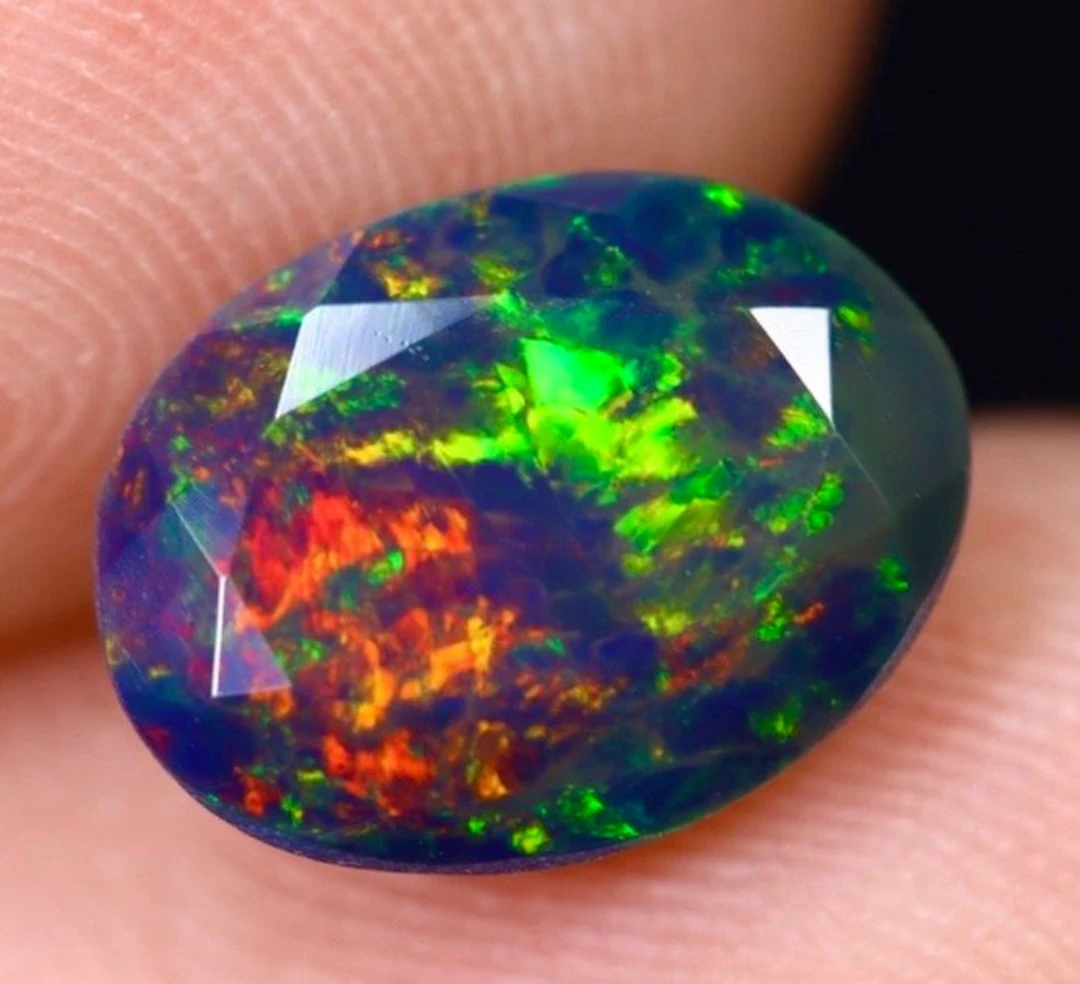 Opal Cabochon - Height: 11 mm - Width: 8 mm- 0.36 g - (1)