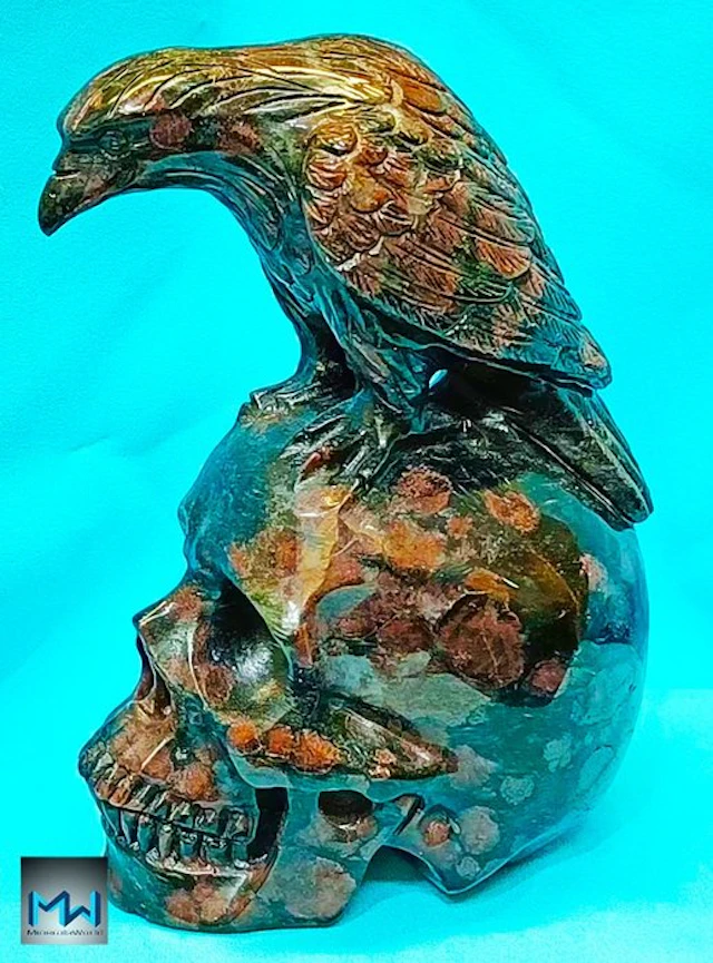 Raven sculpture on a skull