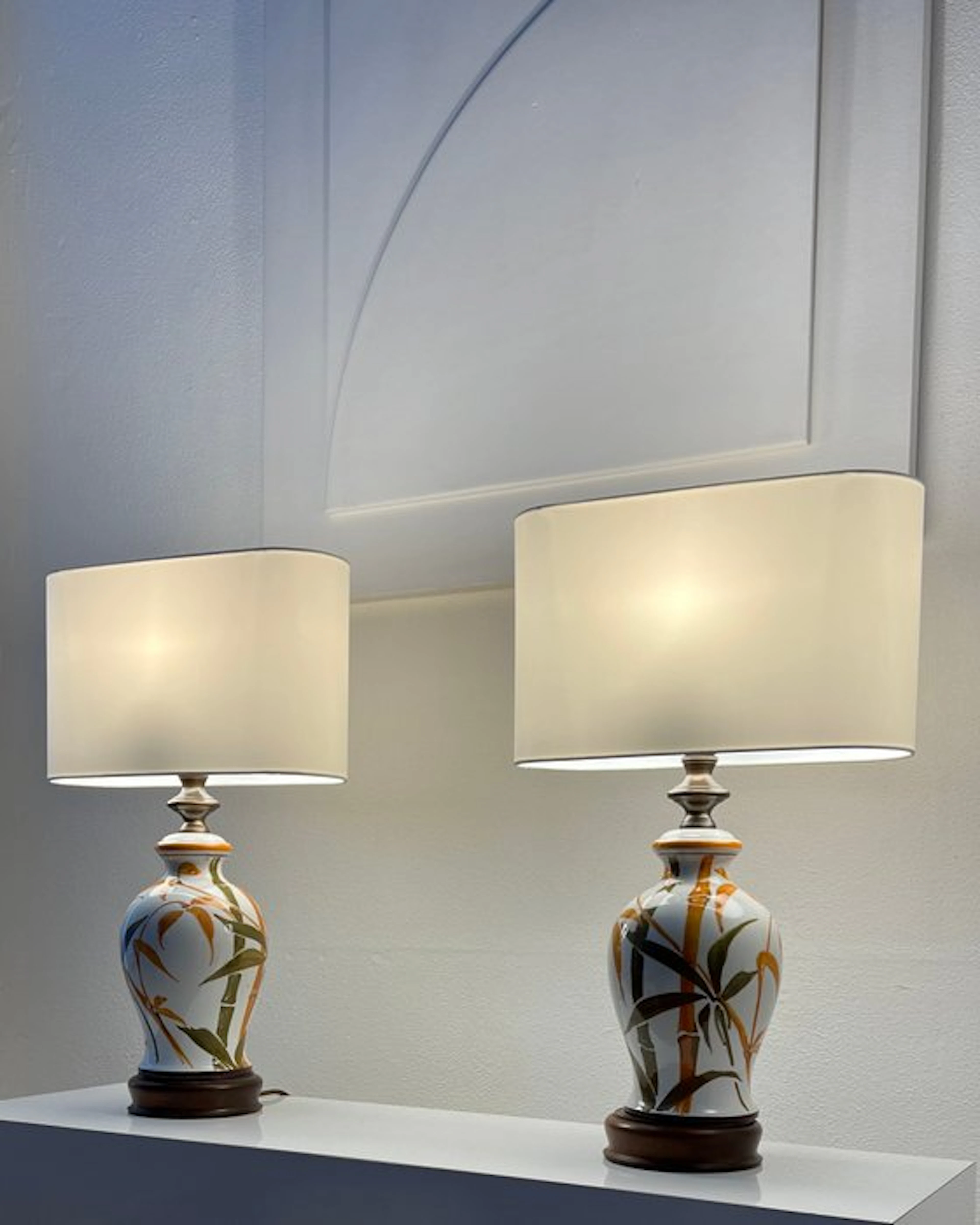 Table lamp (2) - Chic ceramic and wooden table lamps with...