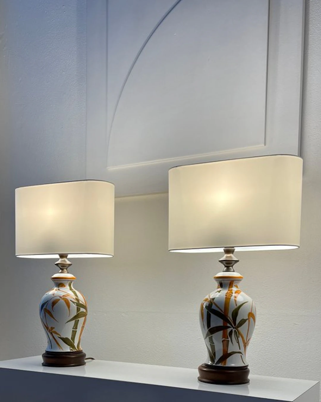 Table lamp (2) - Chic ceramic and wooden table lamps with...