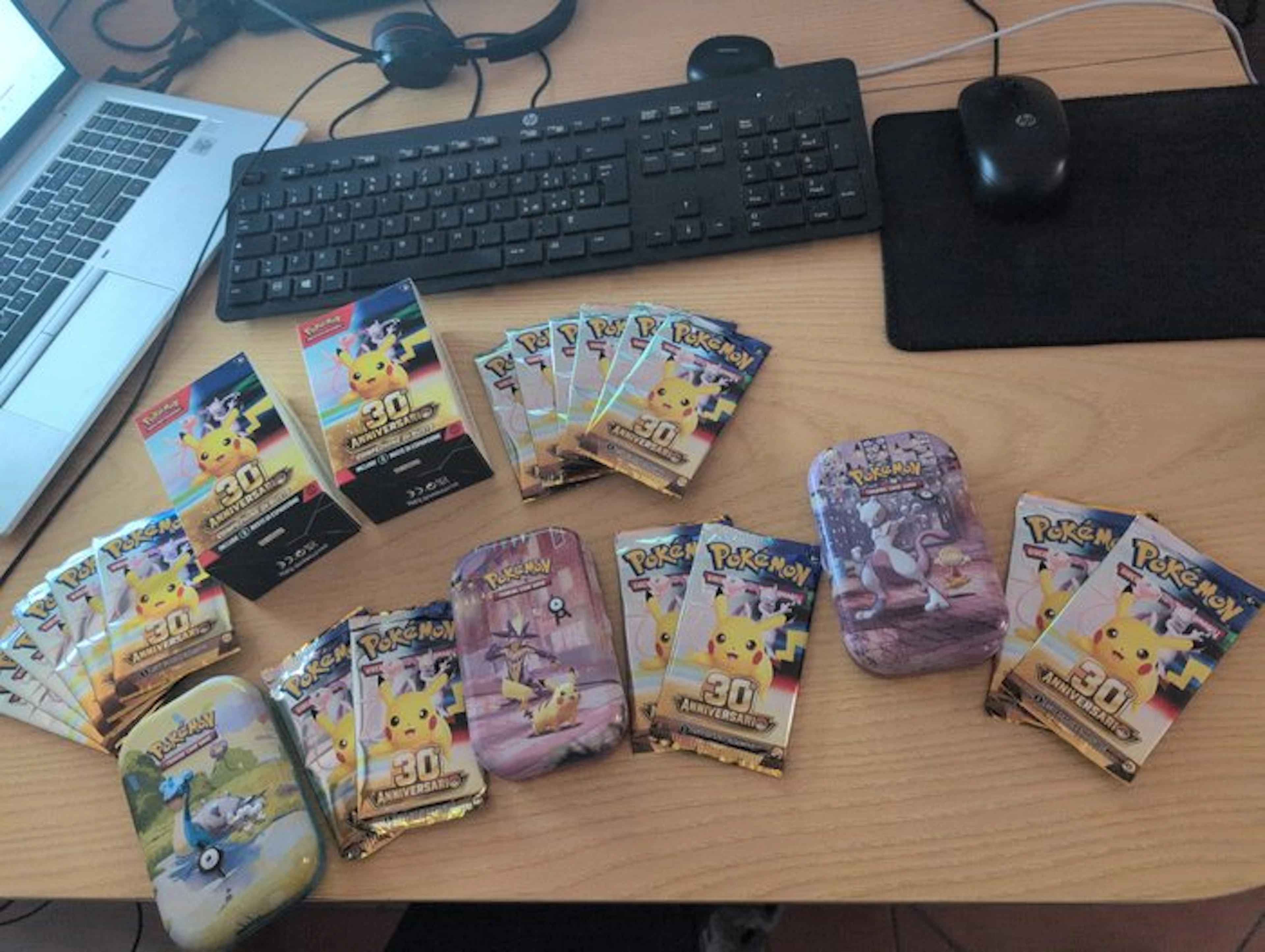 Pokémon - 18 Booster pack - Bundle e Mini tin 30th Anniversary