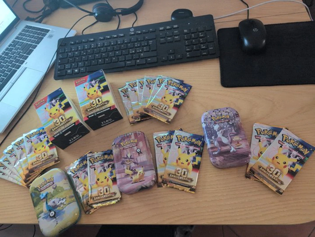 Pokémon - 18 Booster pack - Bundle e Mini tin 30th Anniversary