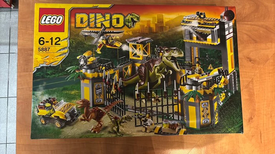 LEGO Set - 5887 - Dino 2010 - De VerdedegingsBasis