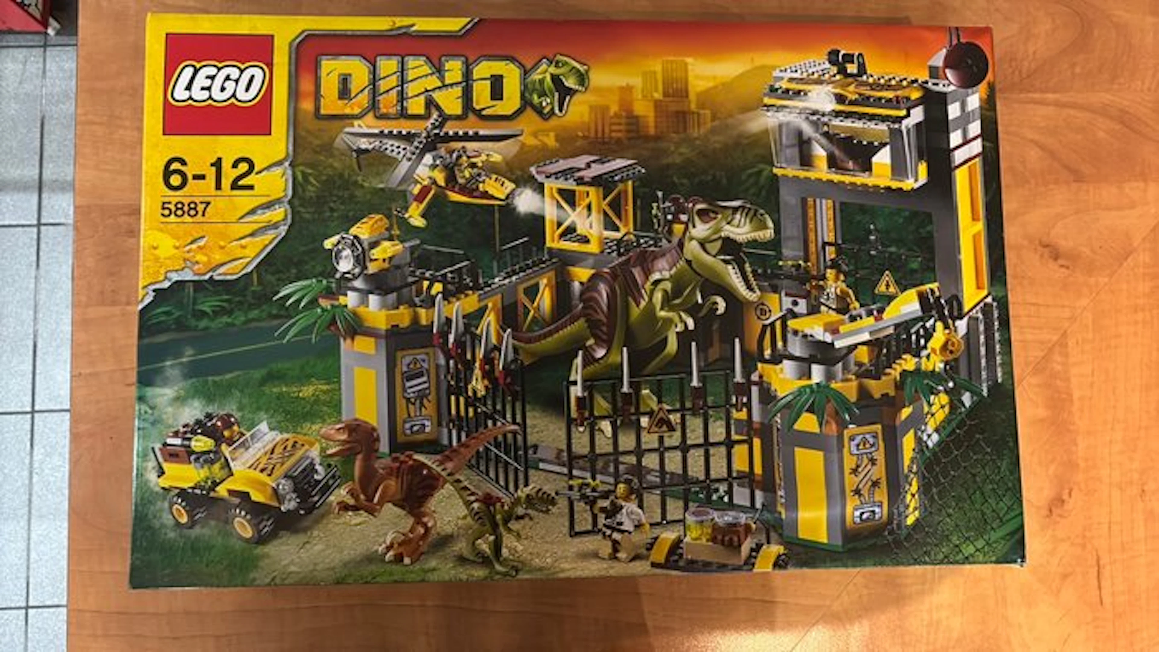 LEGO Set - 5887 - Dino 2010 - De VerdedegingsBasis
