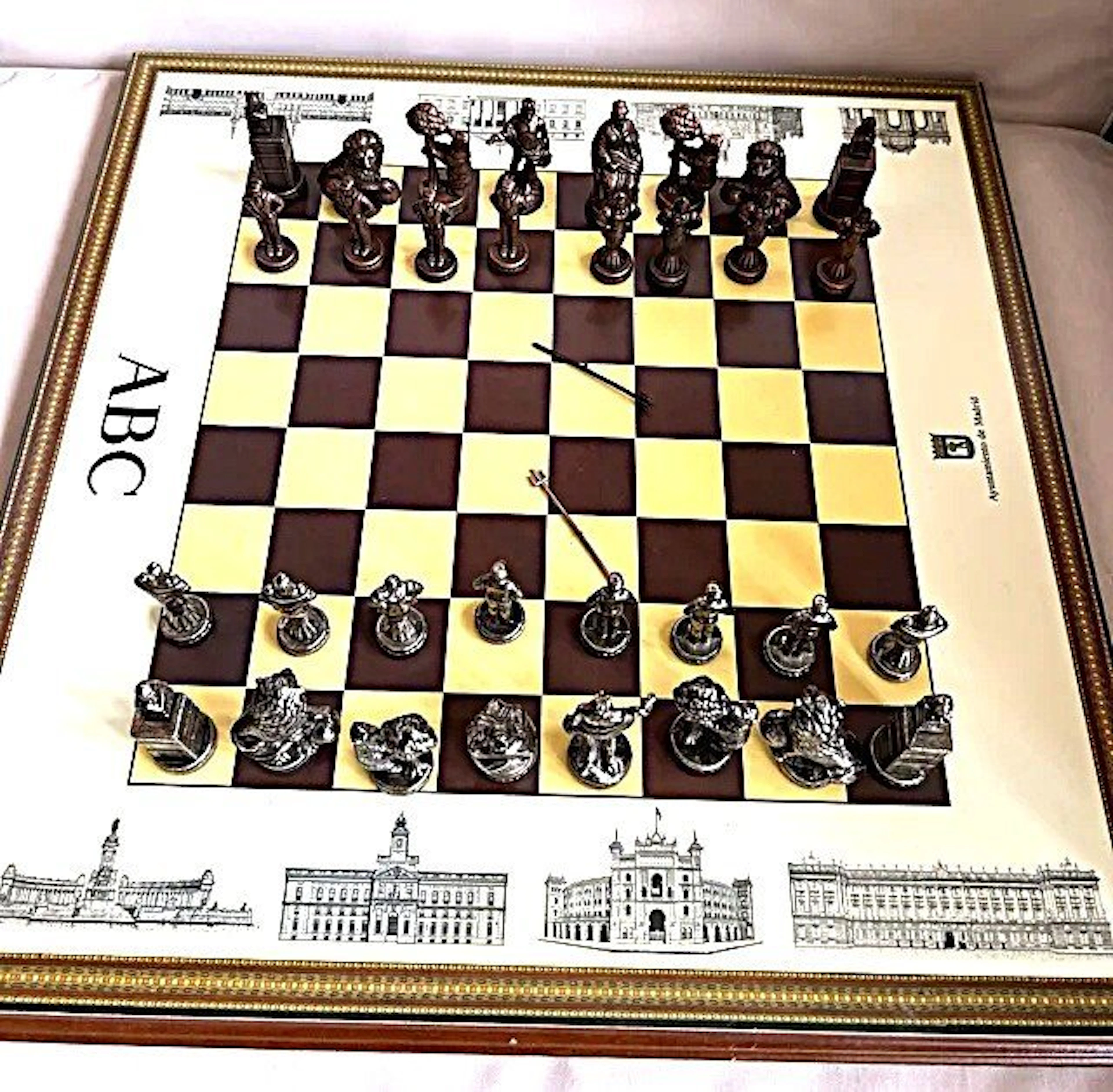 Chess set - Vintage chess with Madrid-made cast pieces in bronze and silver.