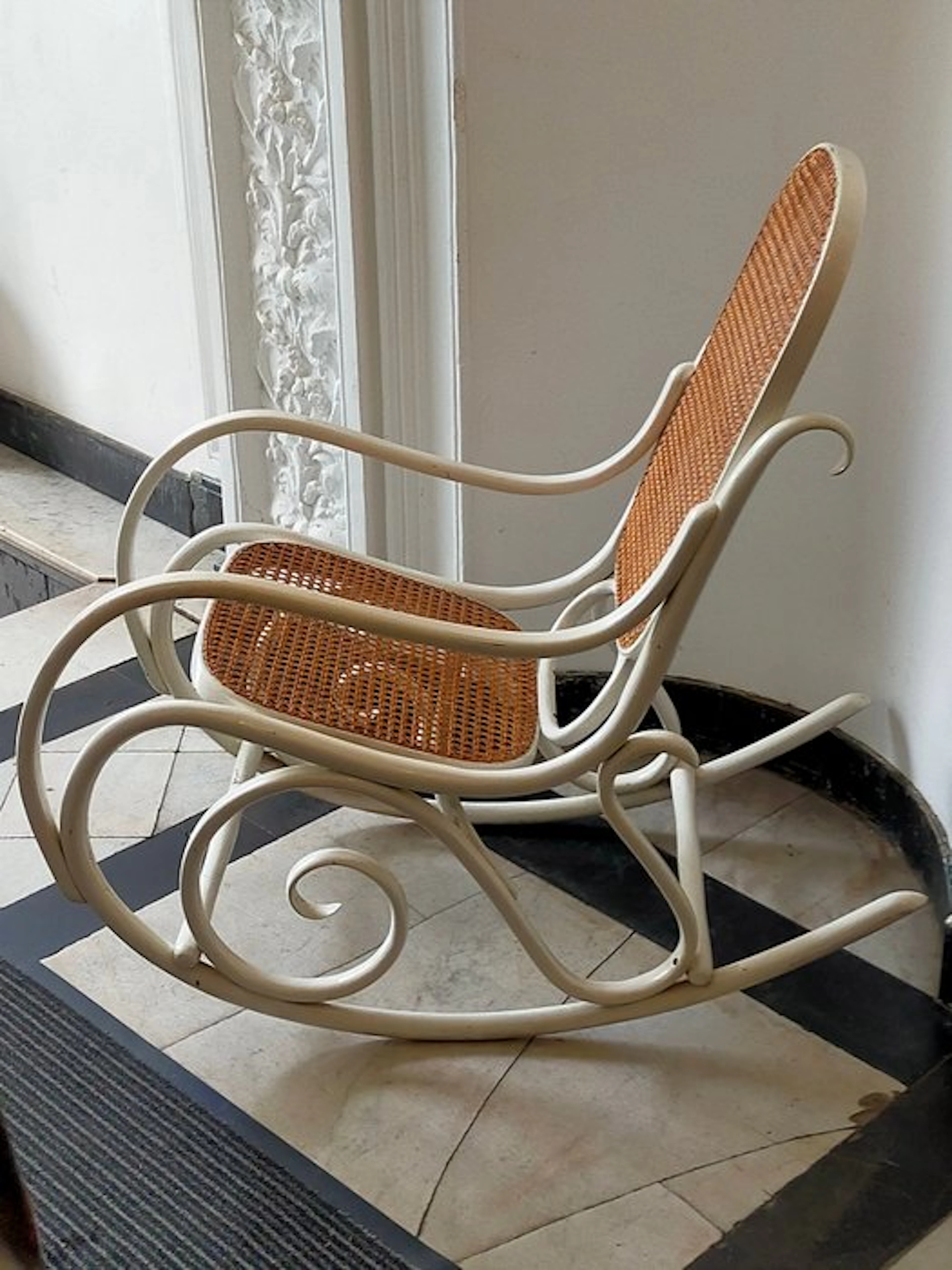 Eleganter Schaukelstuhl – Bugholz im Thonet-Stil Wiener...
