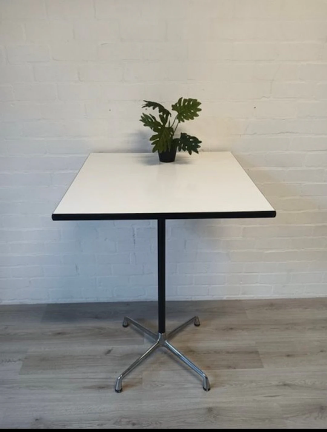 Vitra - Charles & Ray Eames - Table - Eames table - Metal