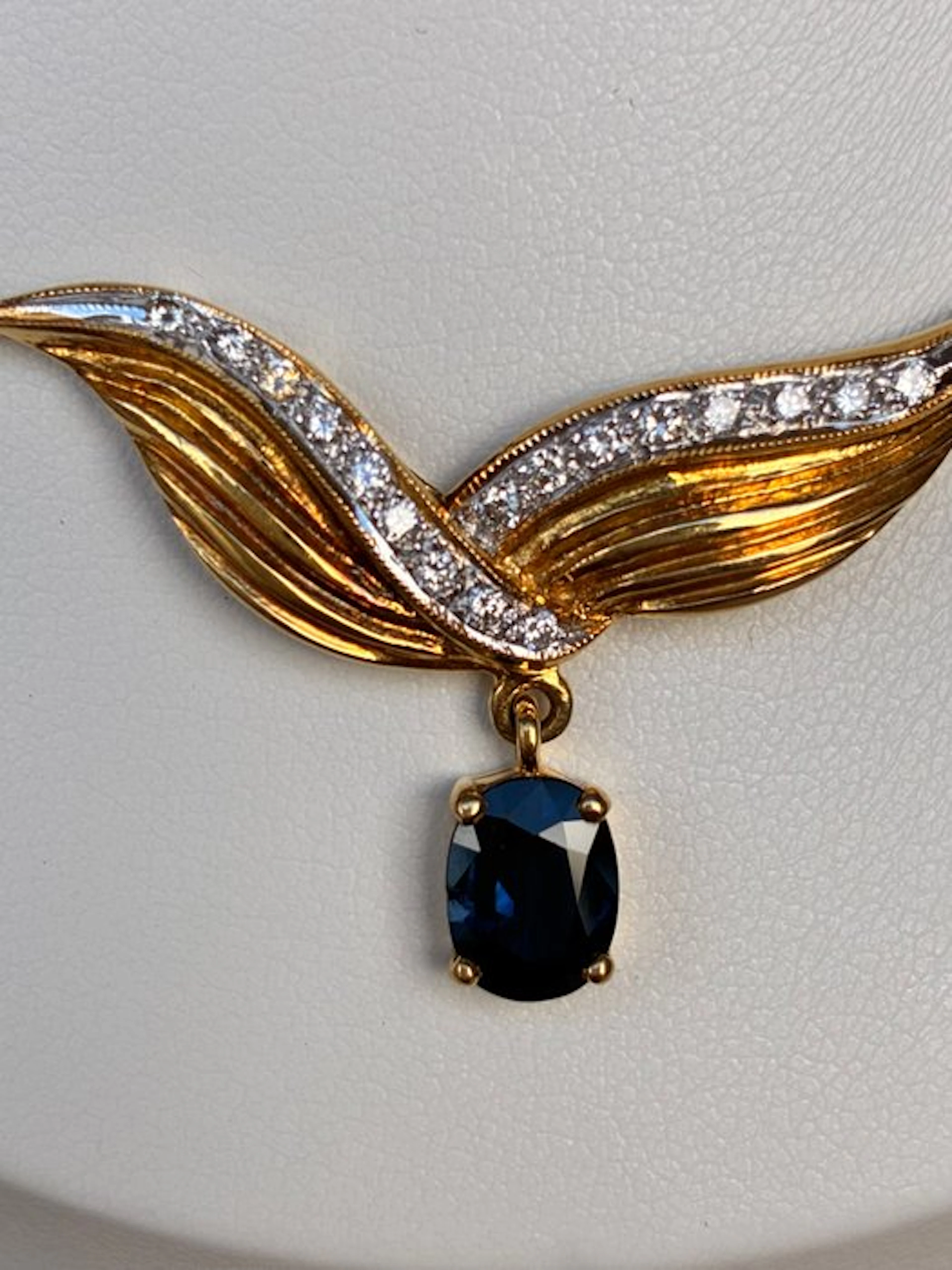 Necklace with pendant - 18 kt. Yellow gold - 1.70ct. tw. Sapphire - Diamond