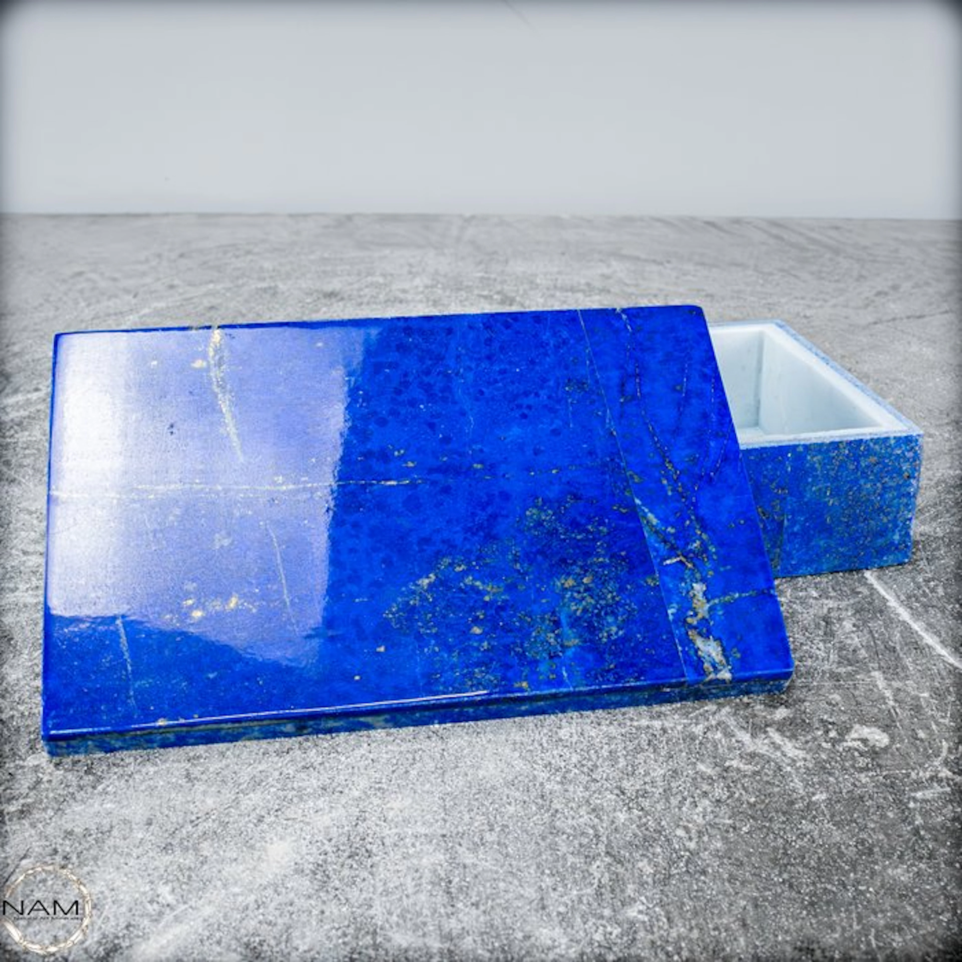 Very Old Royal Blue Lapis Lazuli jewel box- 756.66 g