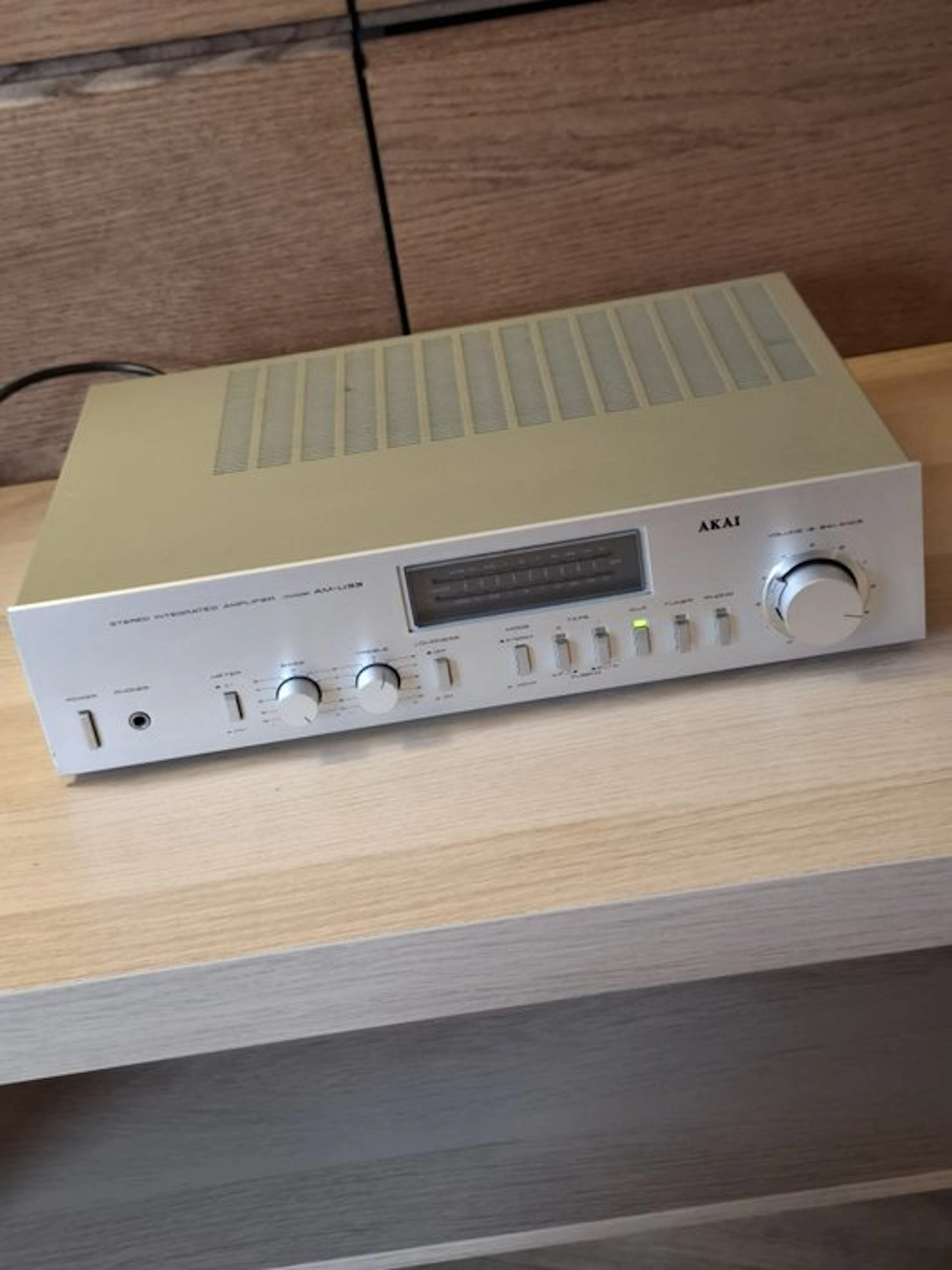 Akai - AM-U33 Solid state integrated amplifier