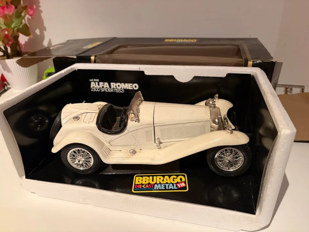 Bburago 1:18 - Model car - Alfa Romeo 2300 Spider