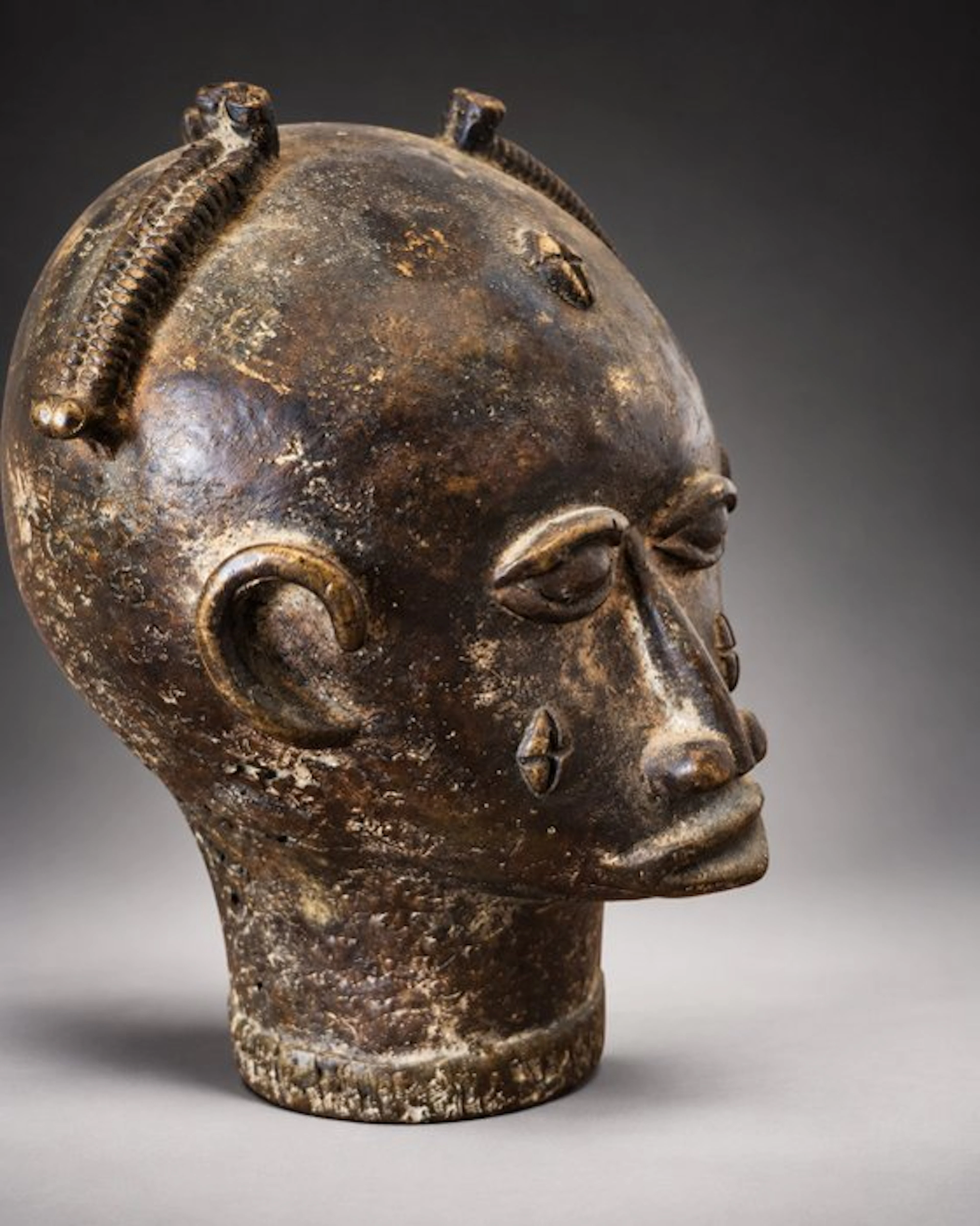 Anthropomorphic head in bronze / copper alloy –...