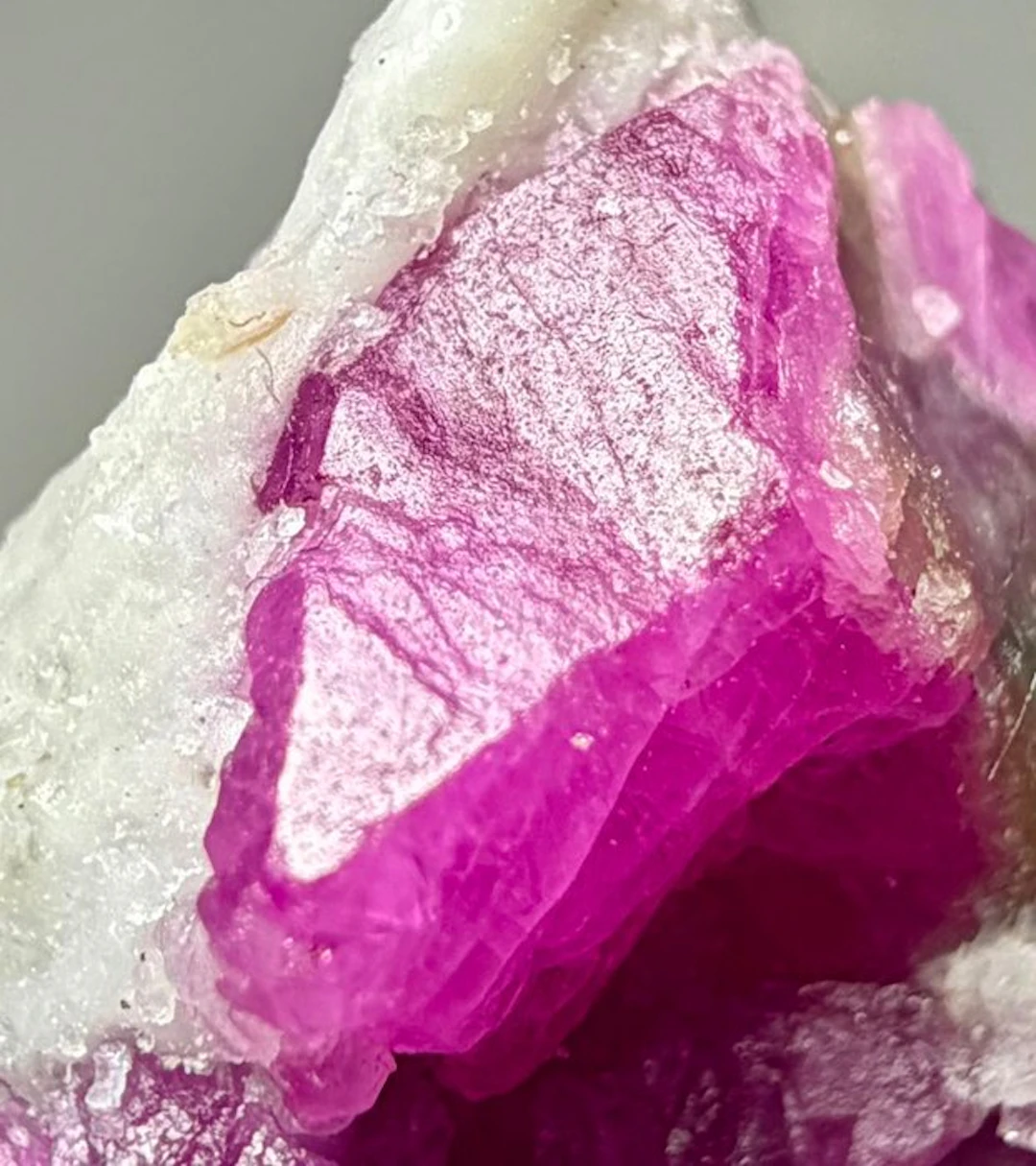 Ruby Crystals on matrix - Height: 19 mm - Width: 14 mm- 3.95 g - (1)