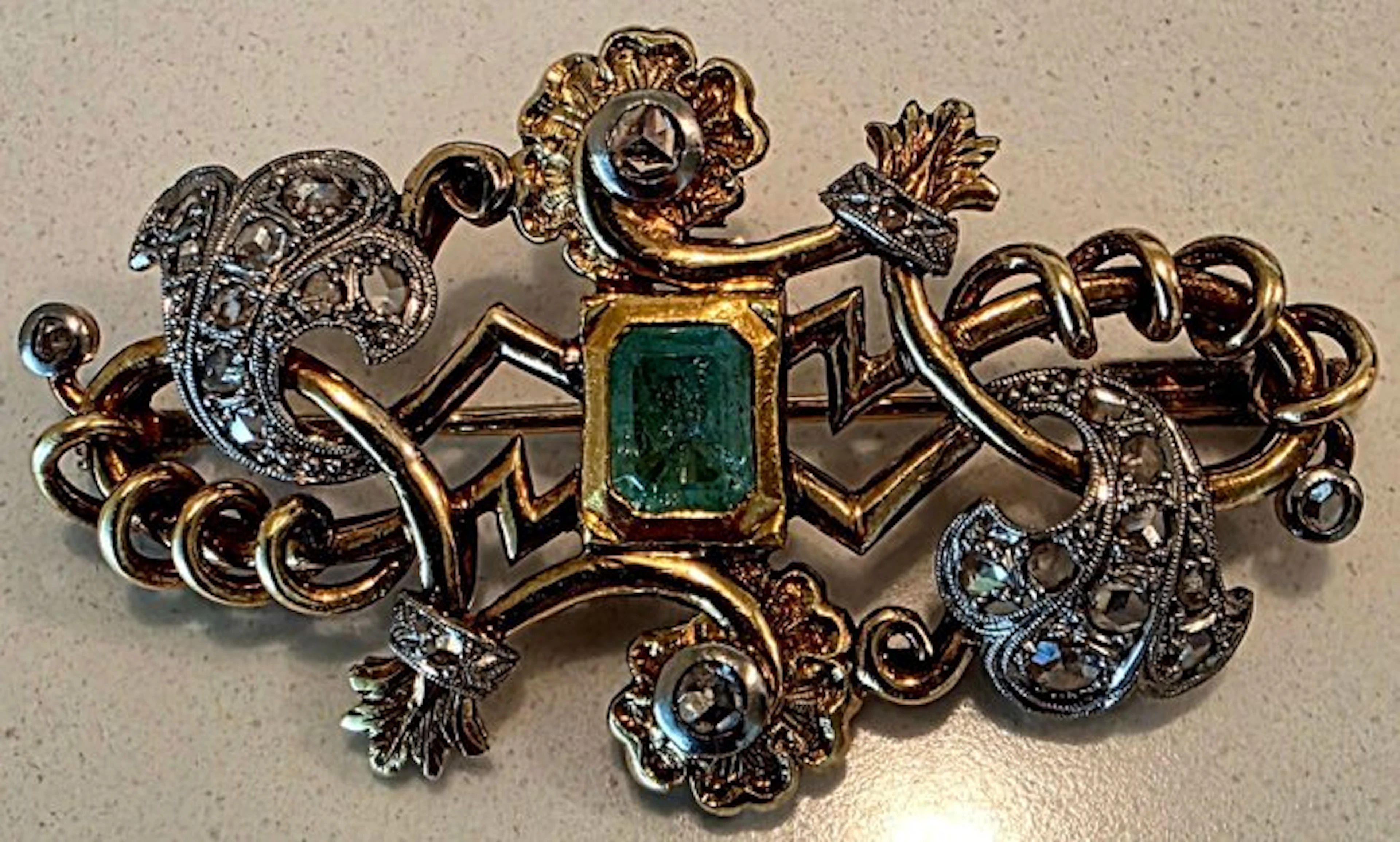 Brooch - 18 kt. Yellow gold Emerald - Diamond - Antique Brooch