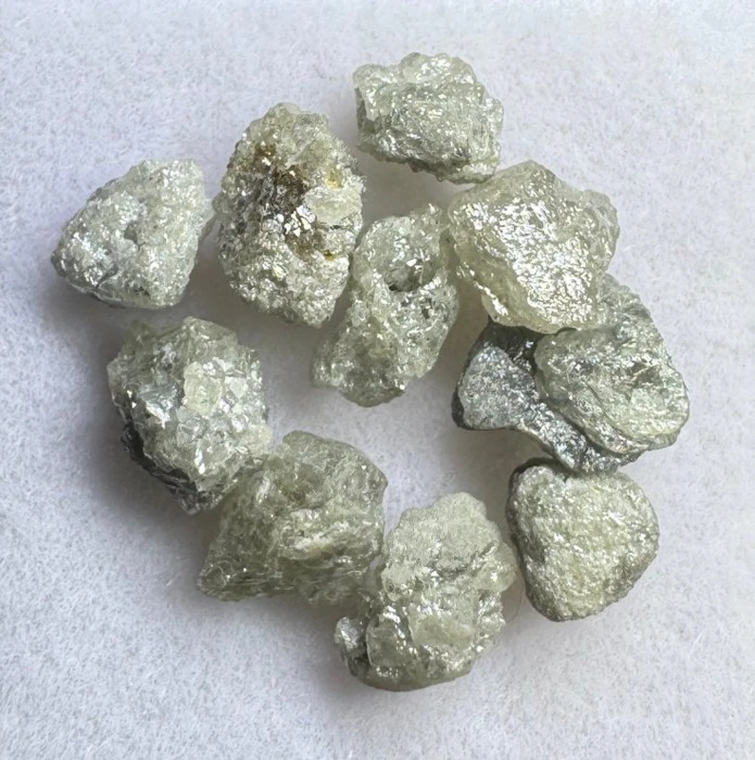 Lot of 10 rough diamonds. 4.40 carats. No reserve price! Rough- 0.88 g - (10)