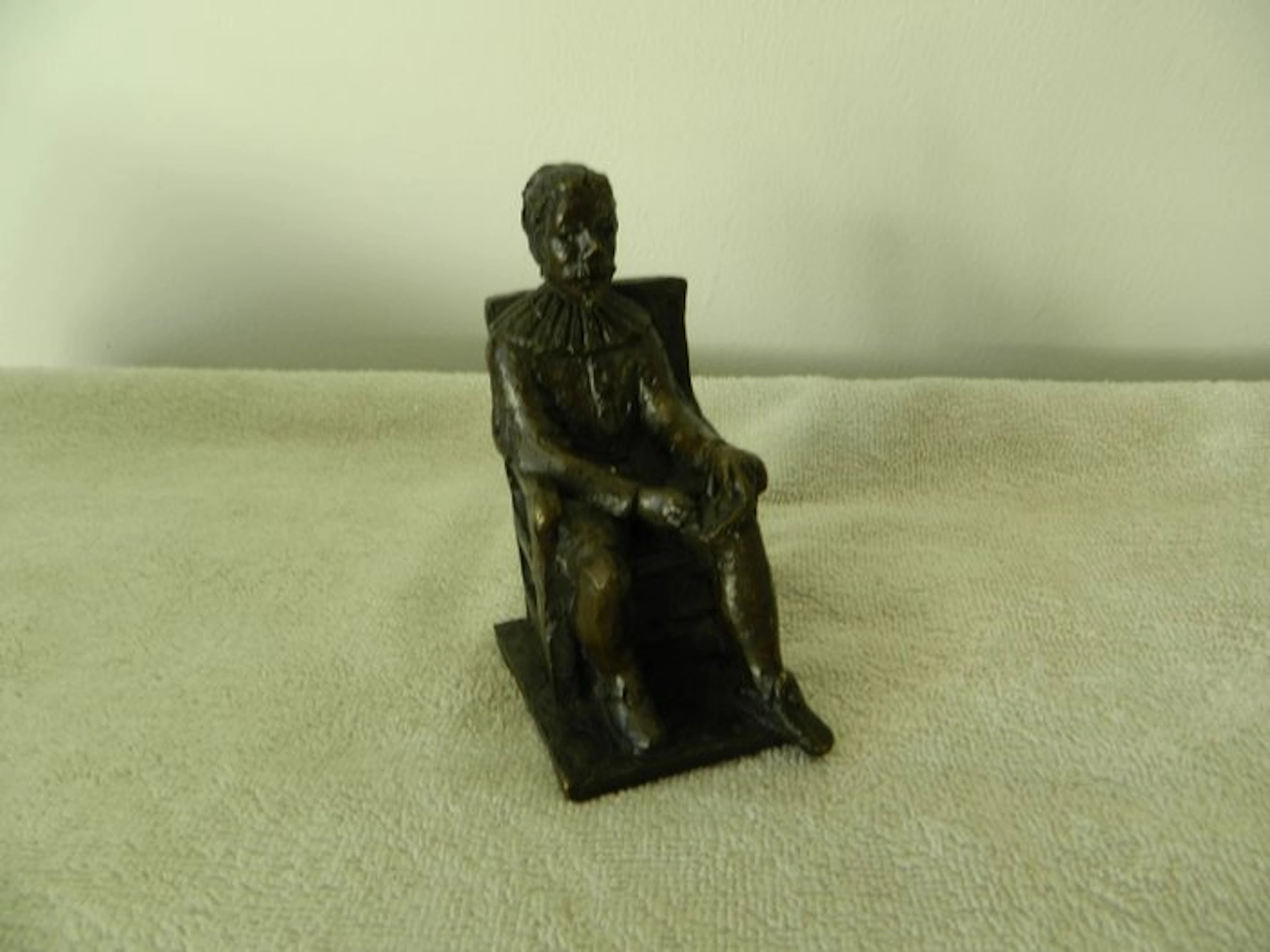 Figurine - Man op stoel - Bronze