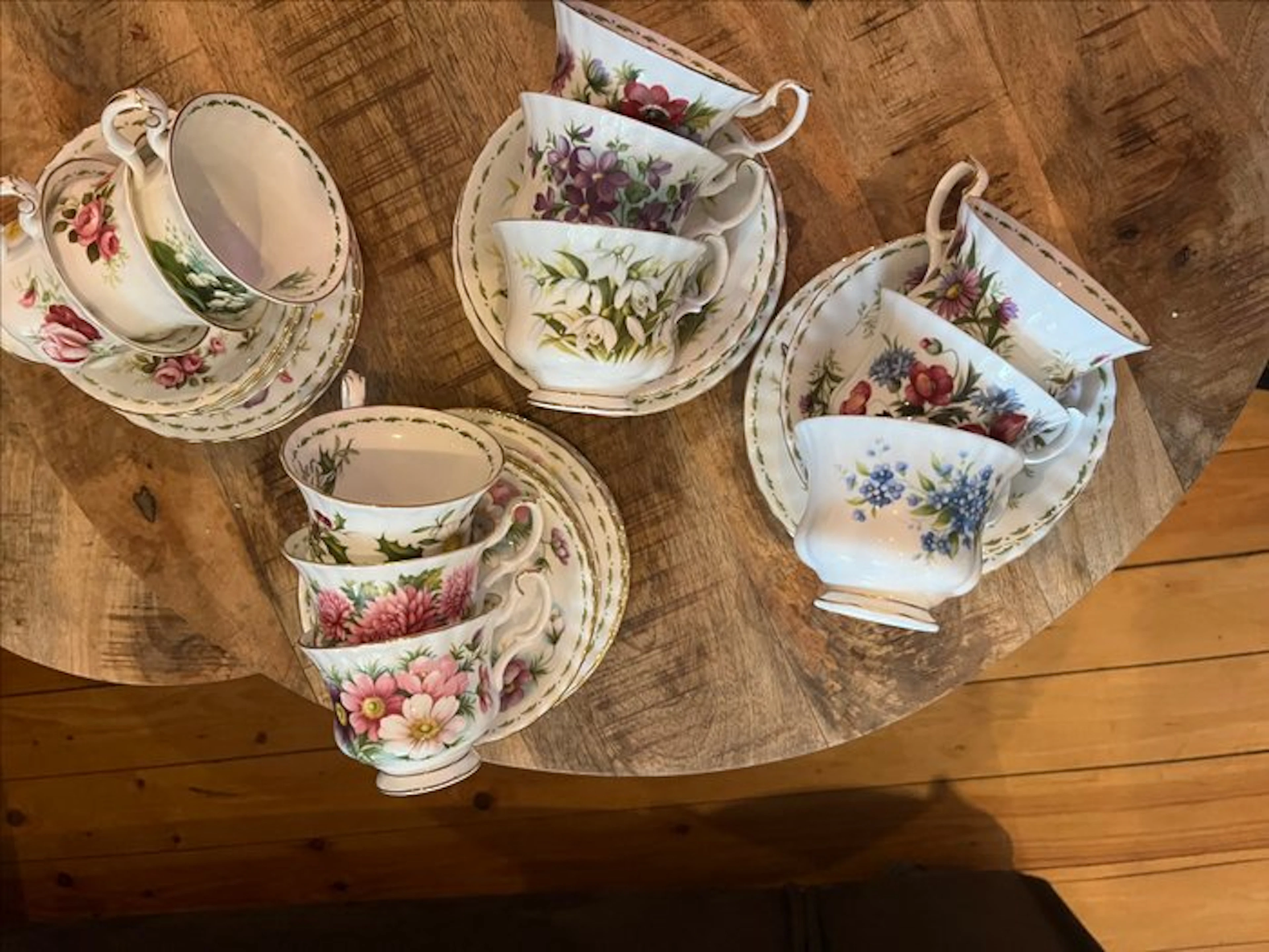 Royal Albert - Cup and saucer (12) - Flower of the month...