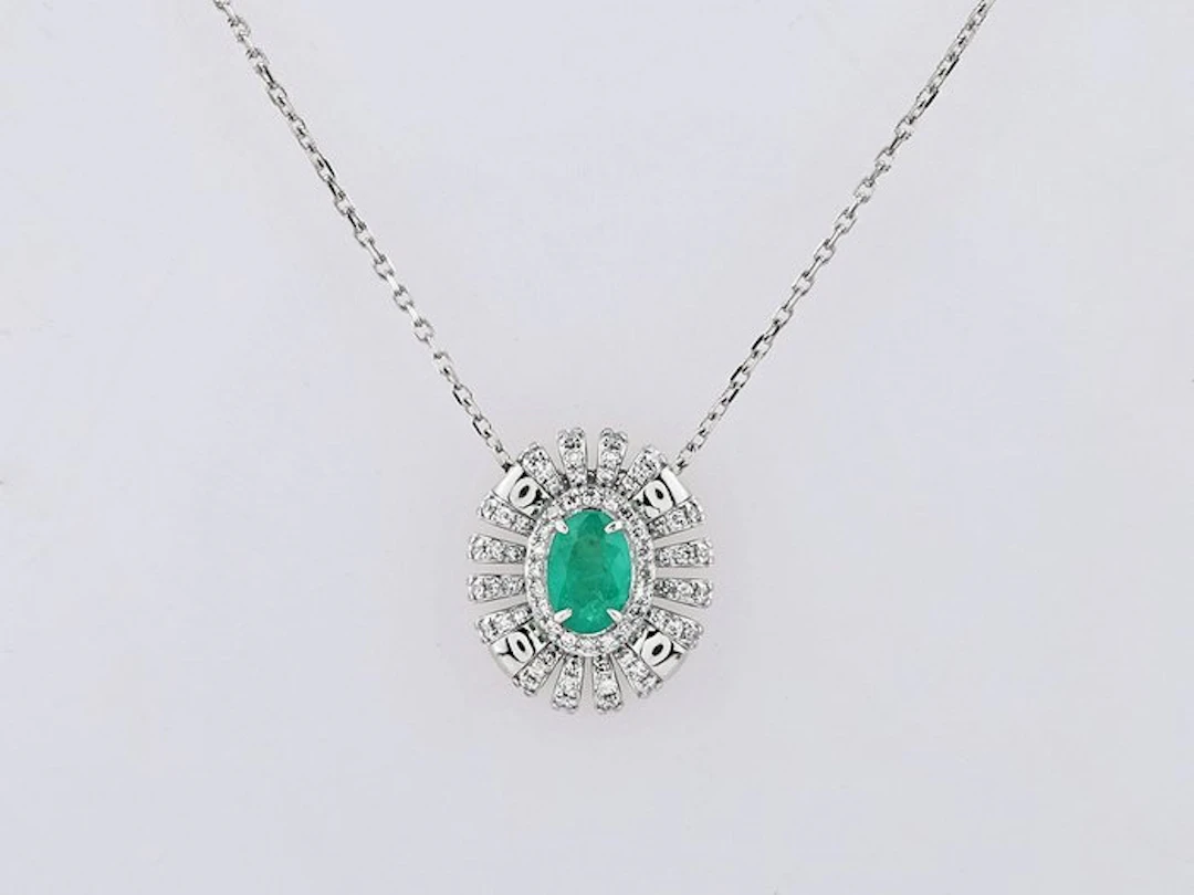 Necklace with pendant - 14 kt. White gold - 0.55ct. tw. Emerald - Diamond