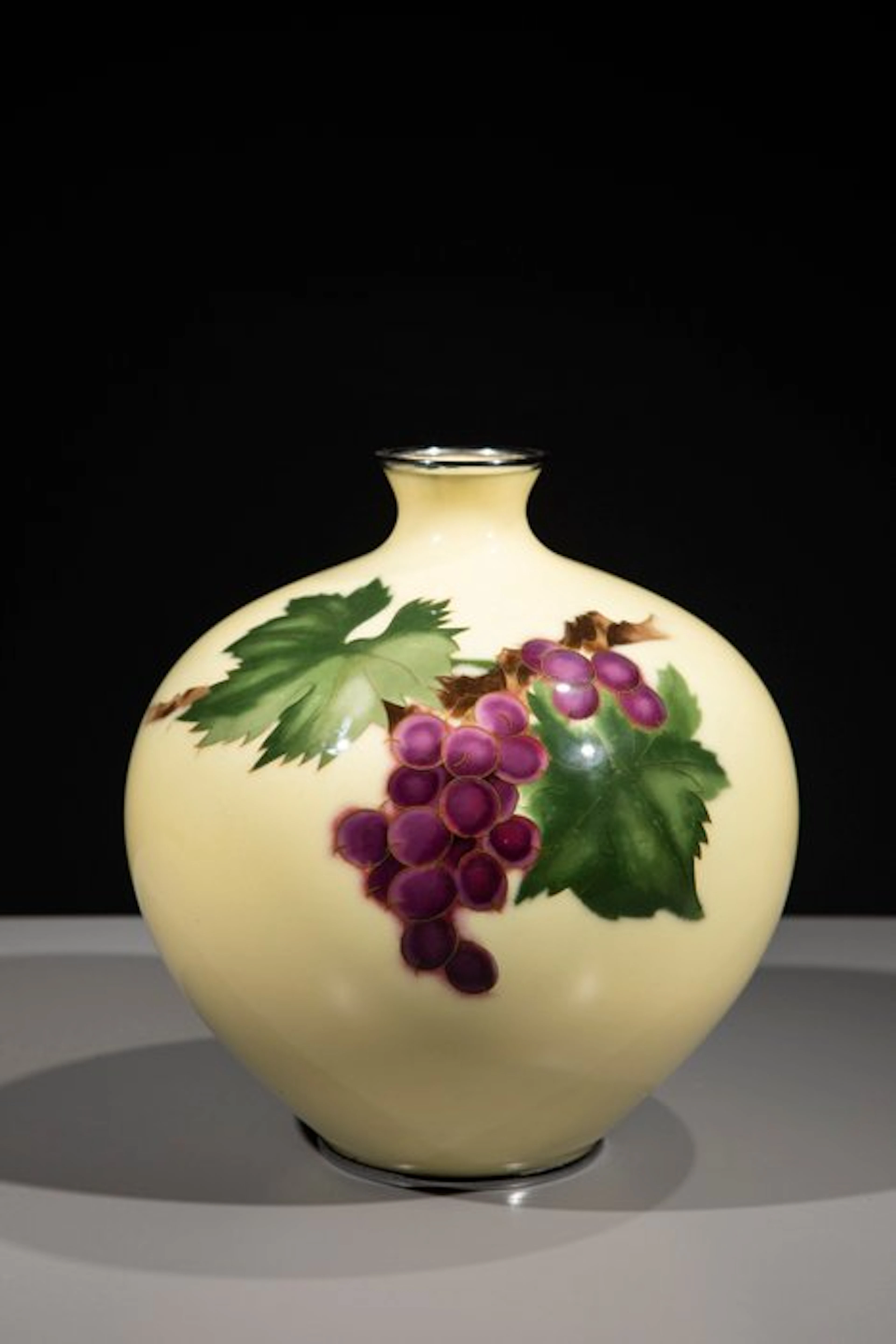 Vase - Cloisonné - A fine cloisonné vase with grapevines...