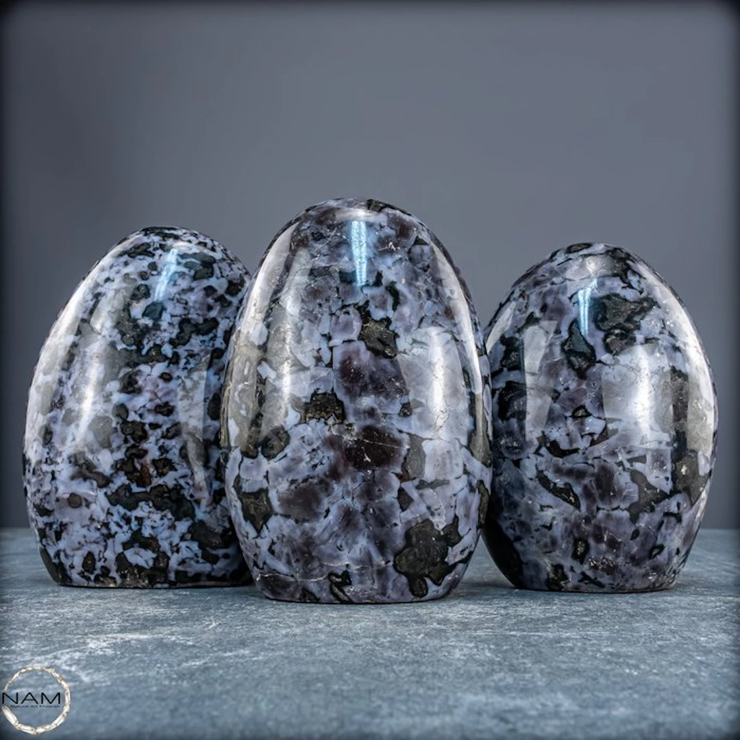 Exceptional Merlinit freeform set – Three unique natural...