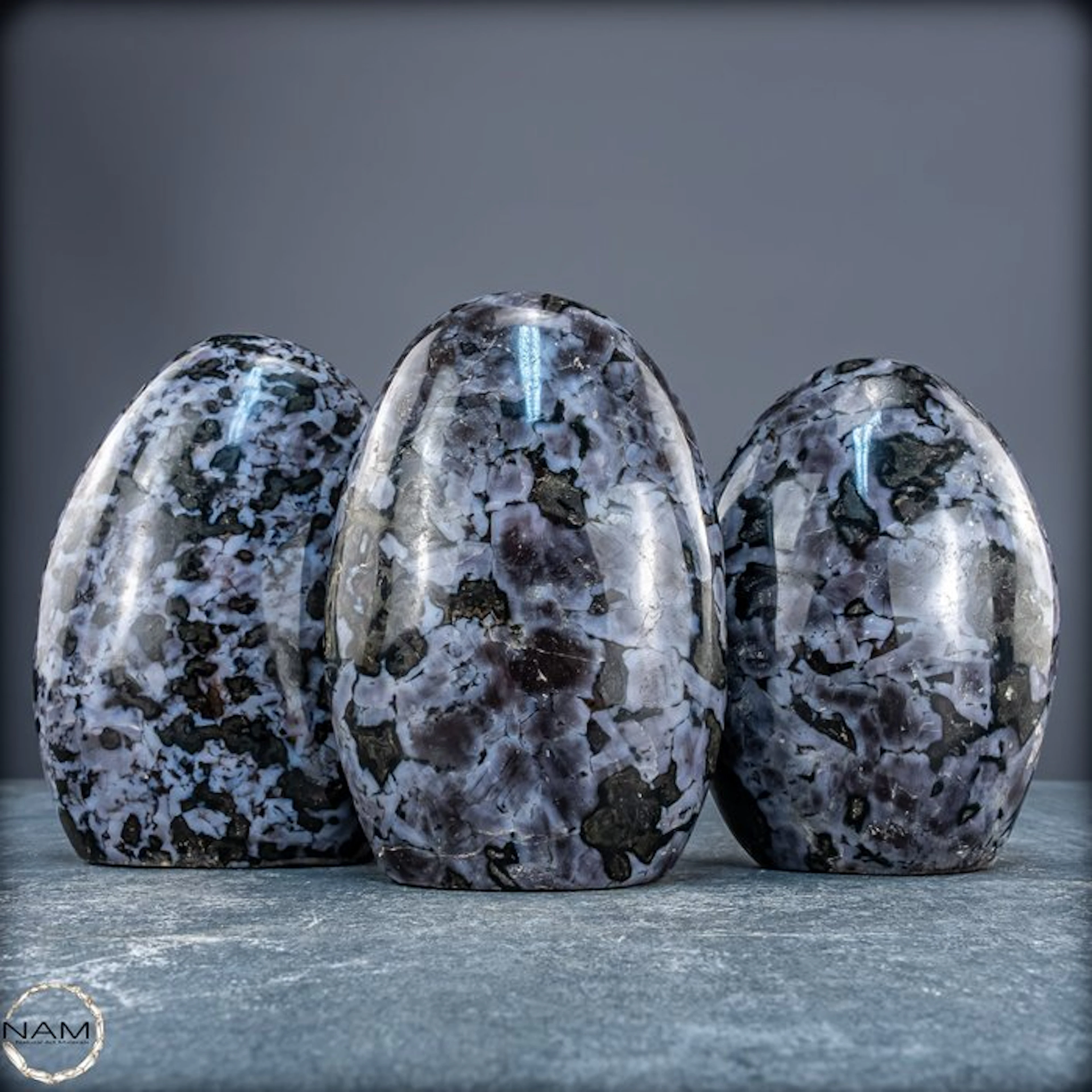 Exceptional Merlinit freeform set – Three unique natural...