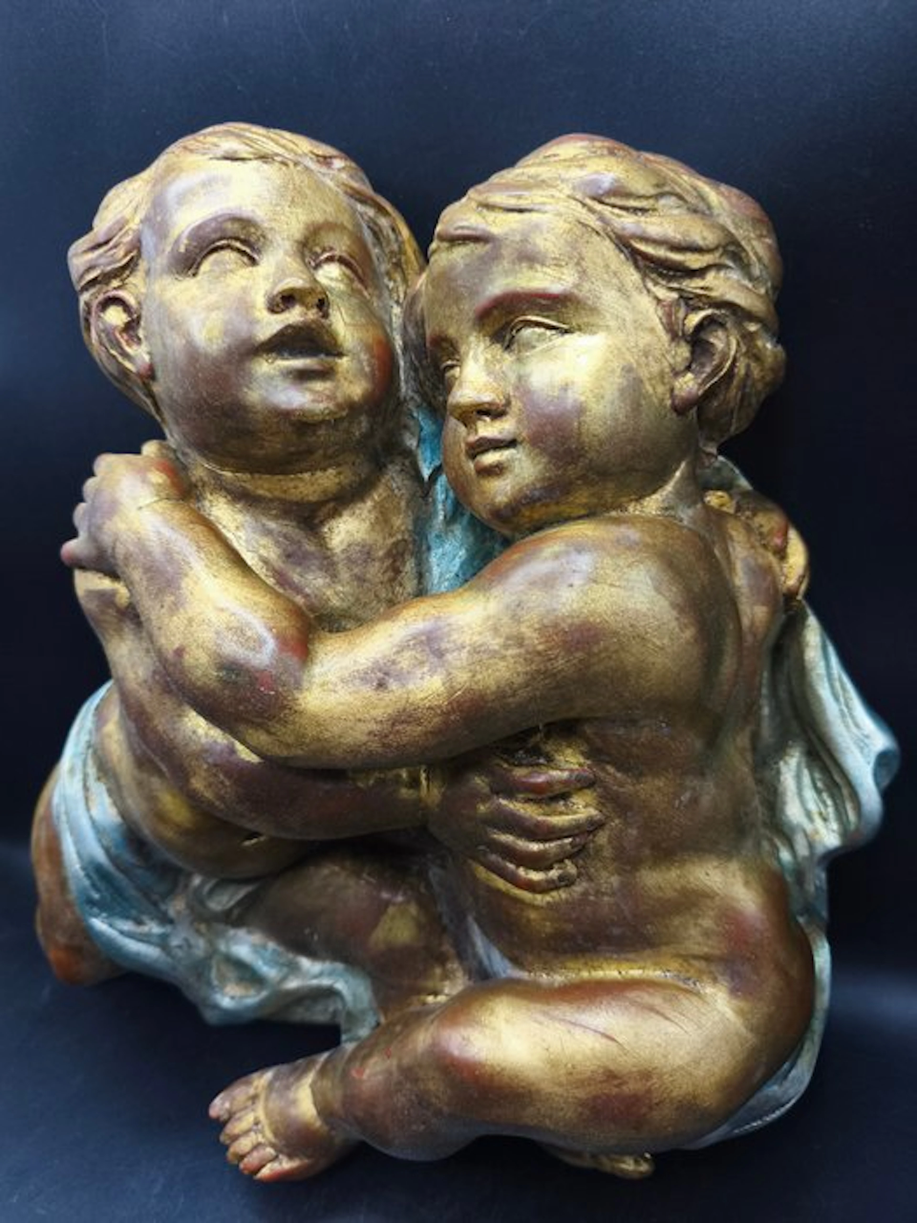 Figure - Due putti abbracciati - 37 cm - Polychrome wood