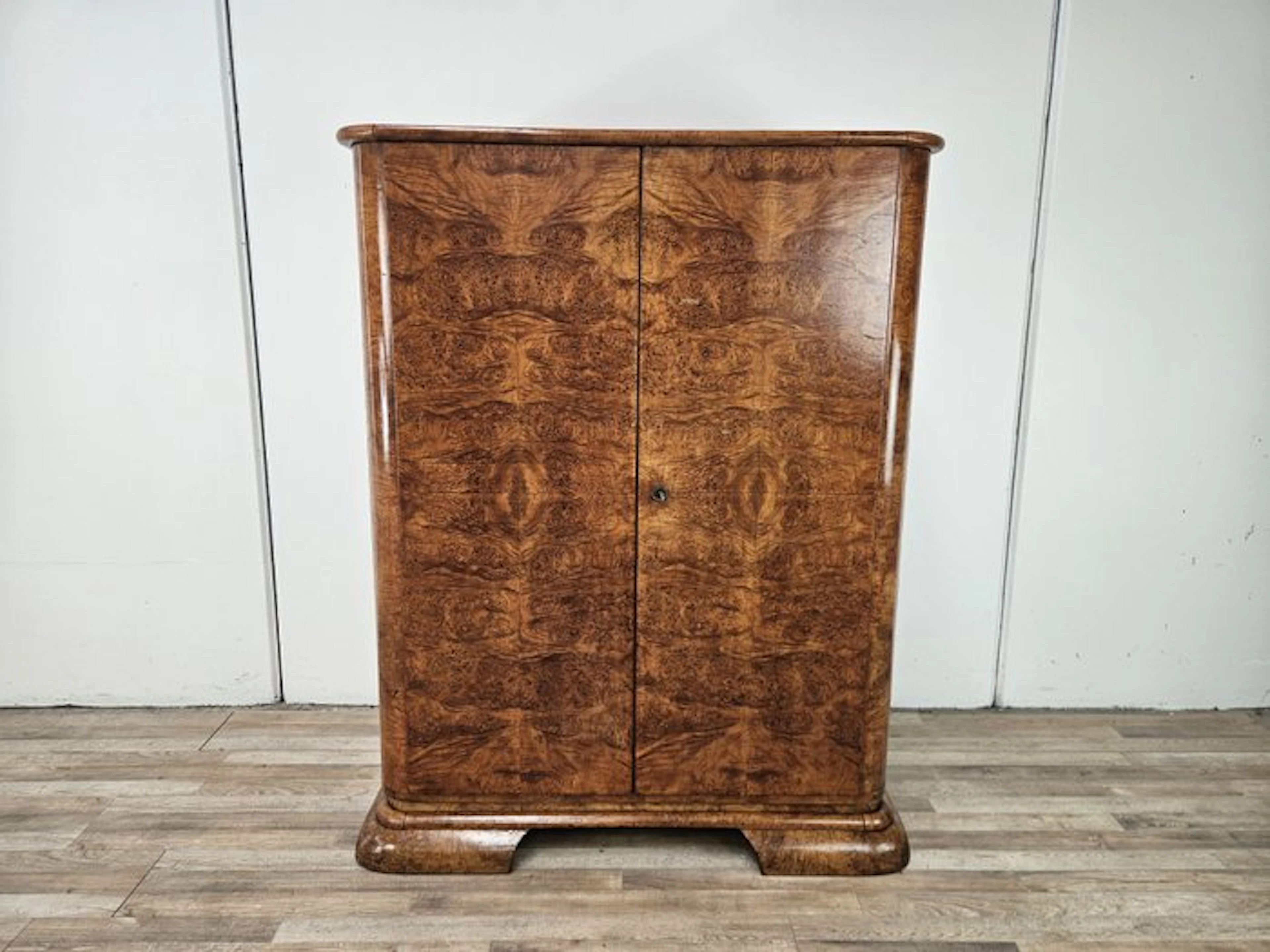 Credenza - Austrian Art Deco sideboard from the 1930s in walnut burl veneer