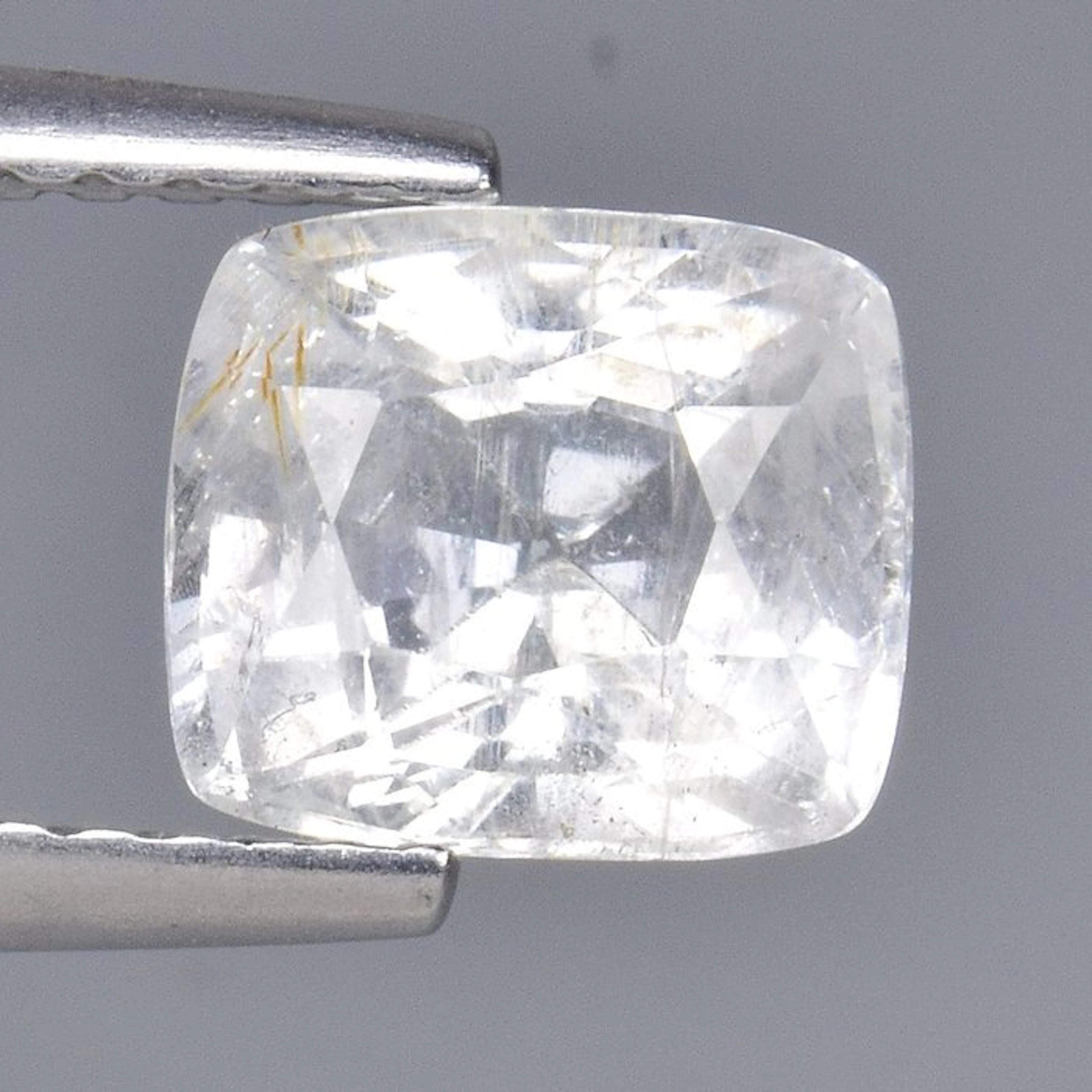 1 pcs Colourless Sapphire - 1.71 ct - Antwerp Laboratory...