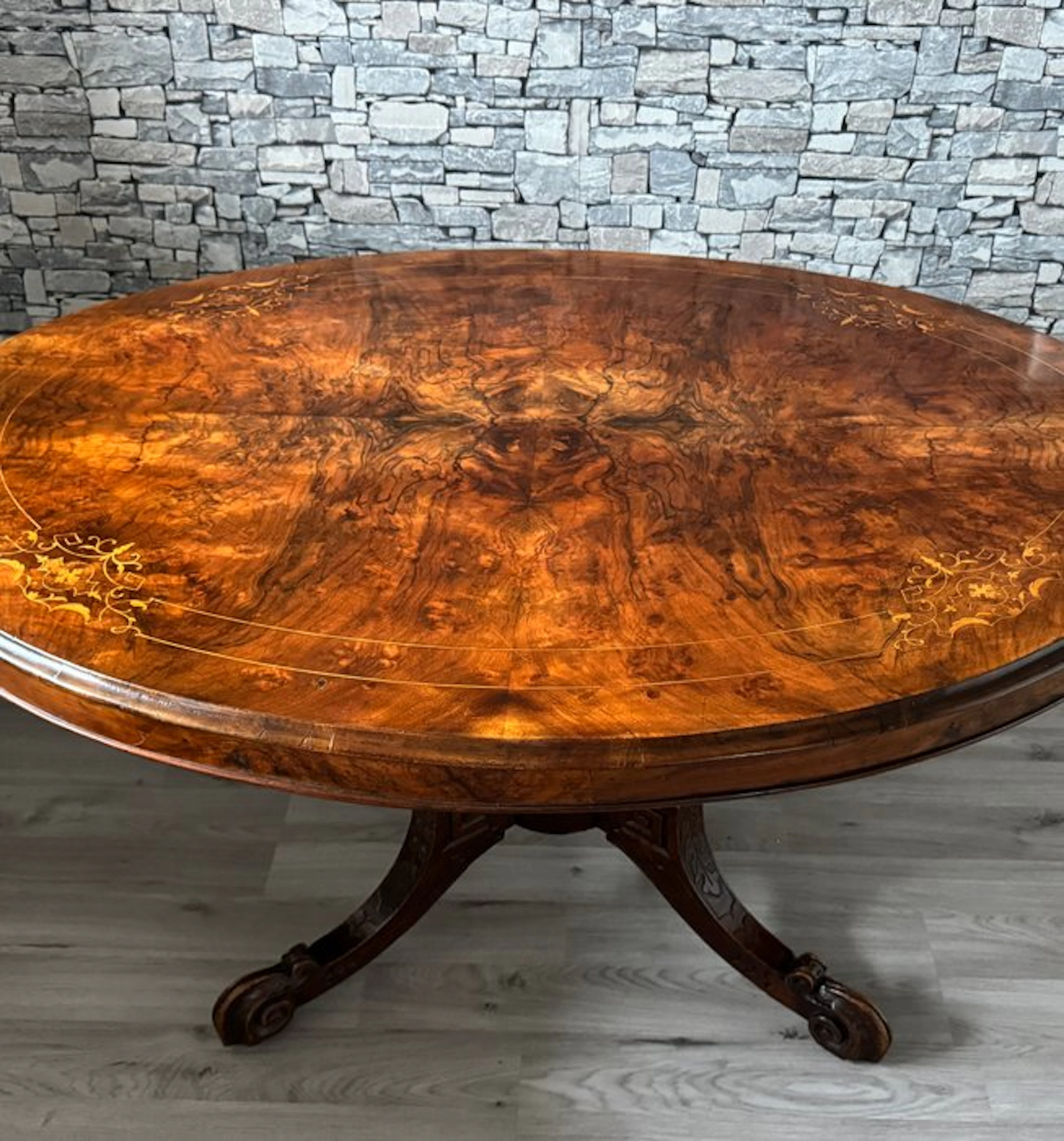 Antique oval table, Victorian England - Table - Table - Burr walnut