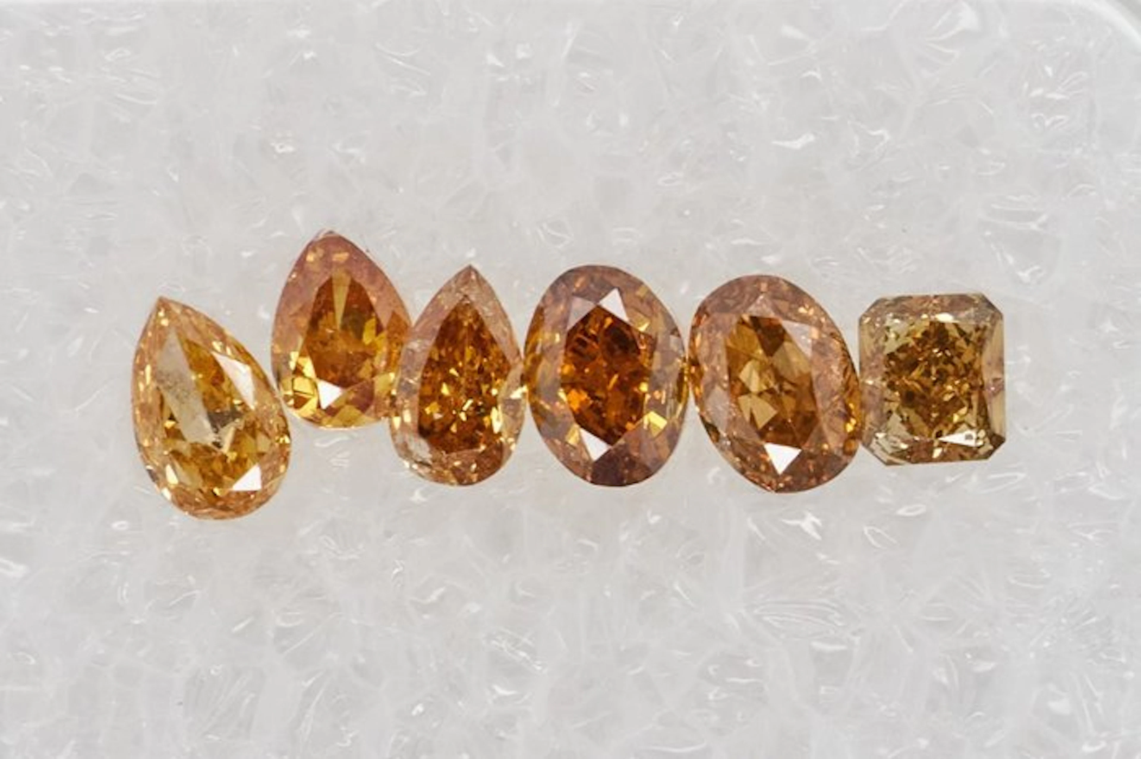 No reserve price - 6 pcs Diamond (Natural coloured)...