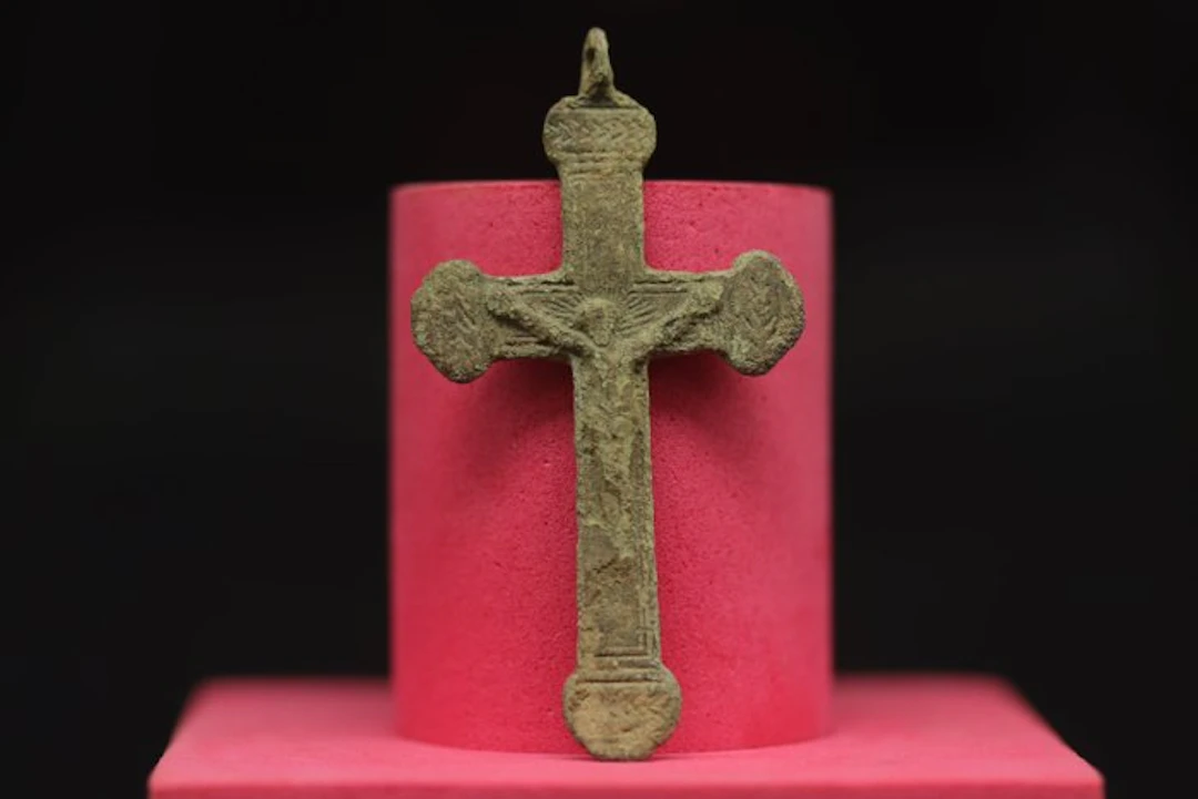 Medieval (Gothic) - Bronze Votive Cross pendant - 5.6 cm (No reserve price)