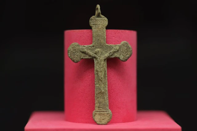 Medieval (Gothic) - Bronze Votive Cross pendant - 5.6 cm (No reserve price)