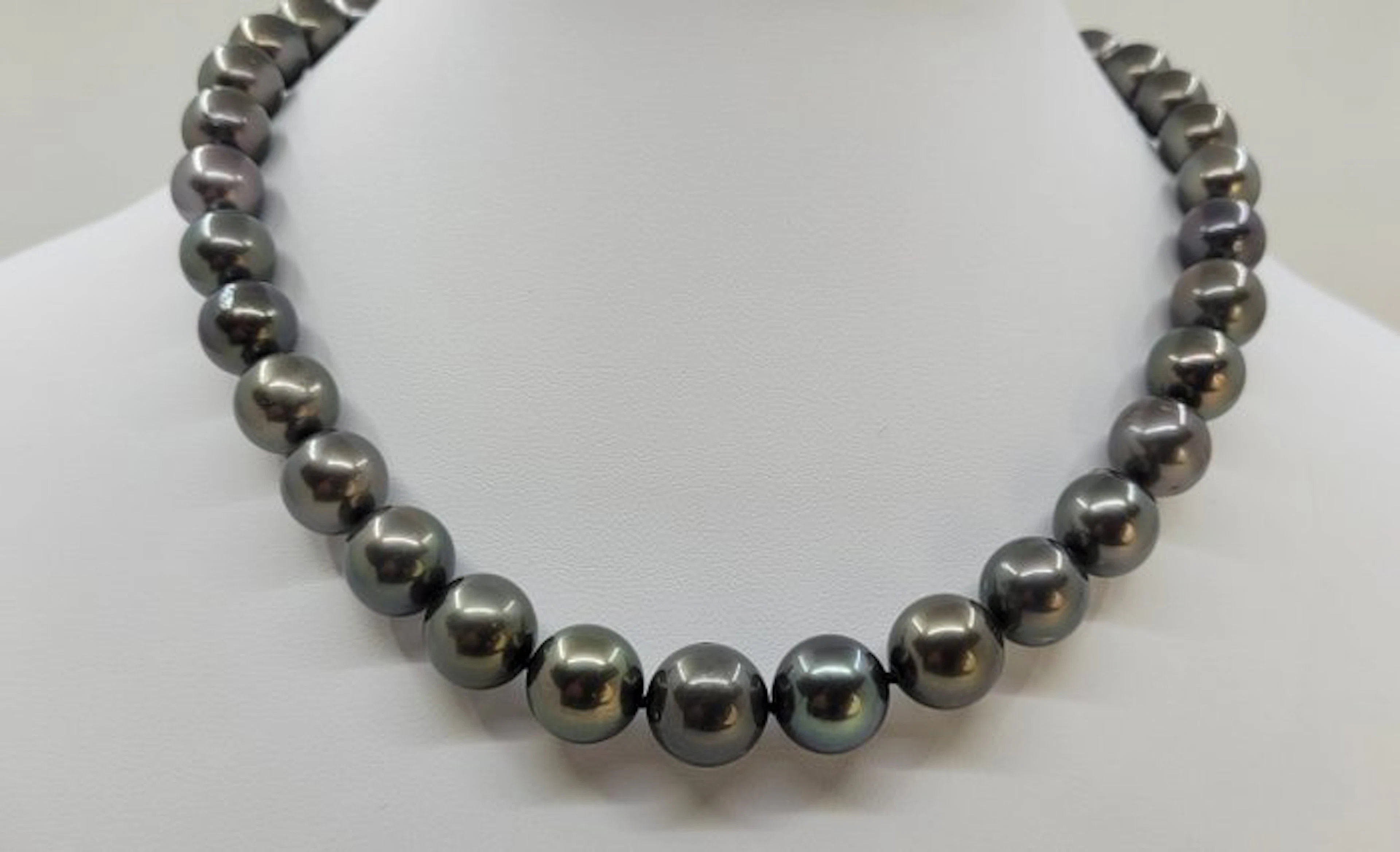 Necklace ALGT Certified 11.0x13.4mm Peacock Green Tahiti Pearls