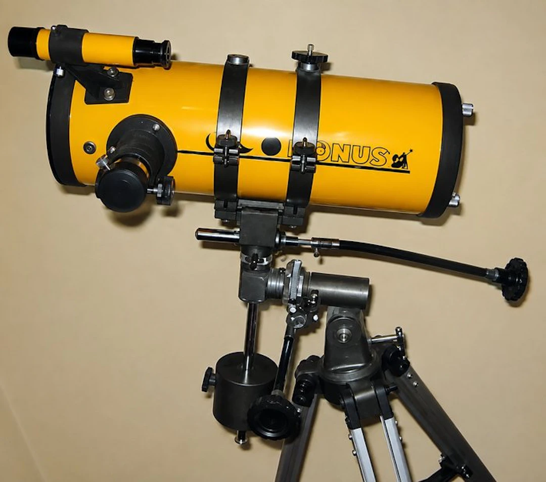 Astronomical telescope - Yellow Newtonian Reflector...