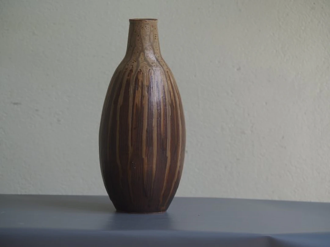 Flower vase (hanaire) with combed lines and poured ash-toned glaze