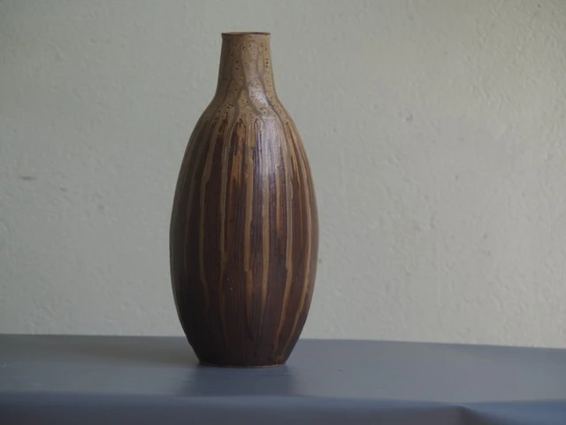 Flower vase (hanaire) with combed lines and poured ash-toned glaze
