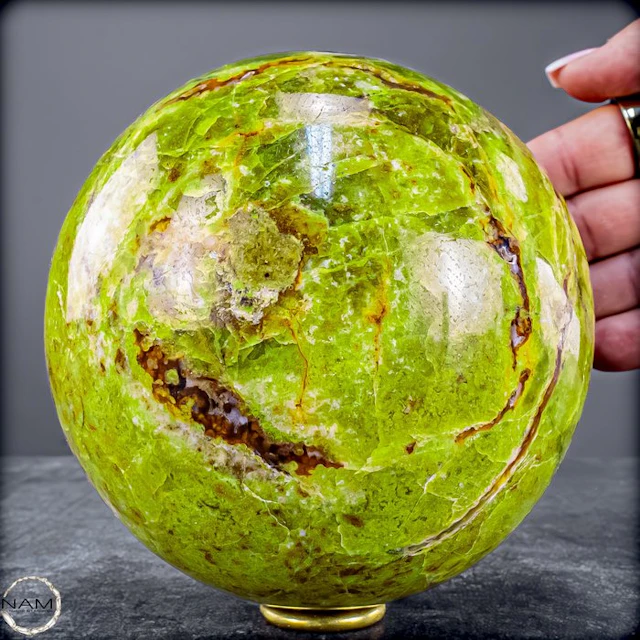 Radiant green opal sphere – The jewel of life in its perfected form.- 2002.22 g