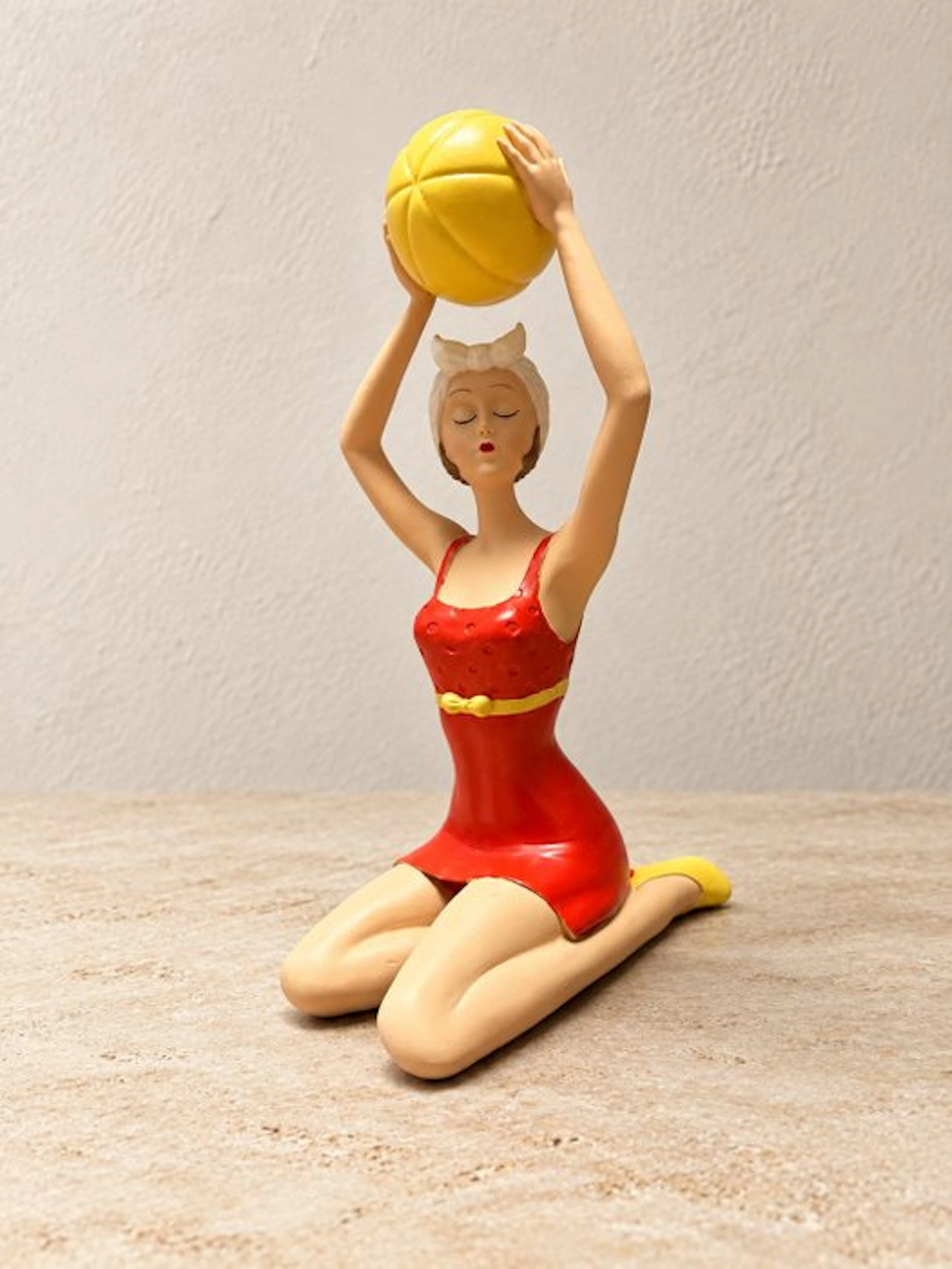 Sculpture, Badedame met bal – kleurrijke retro strandfiguur - 23.2 cm - Resin