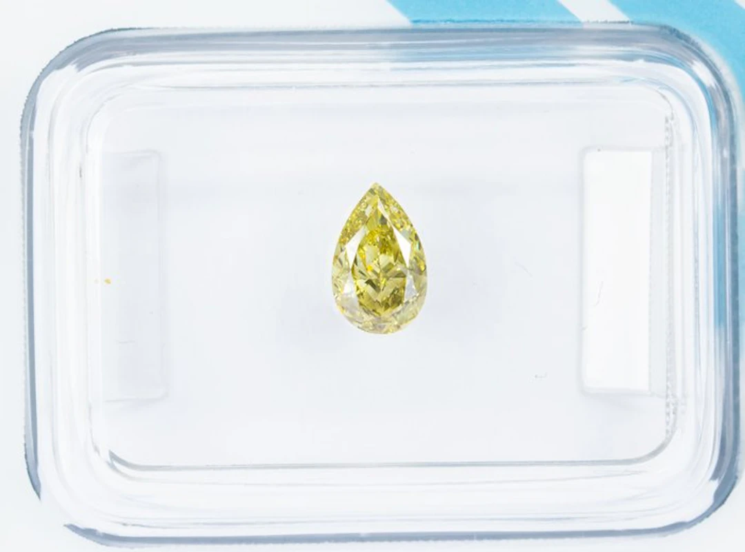 No reserve price - 1 pcs Diamond (Natural coloured)...