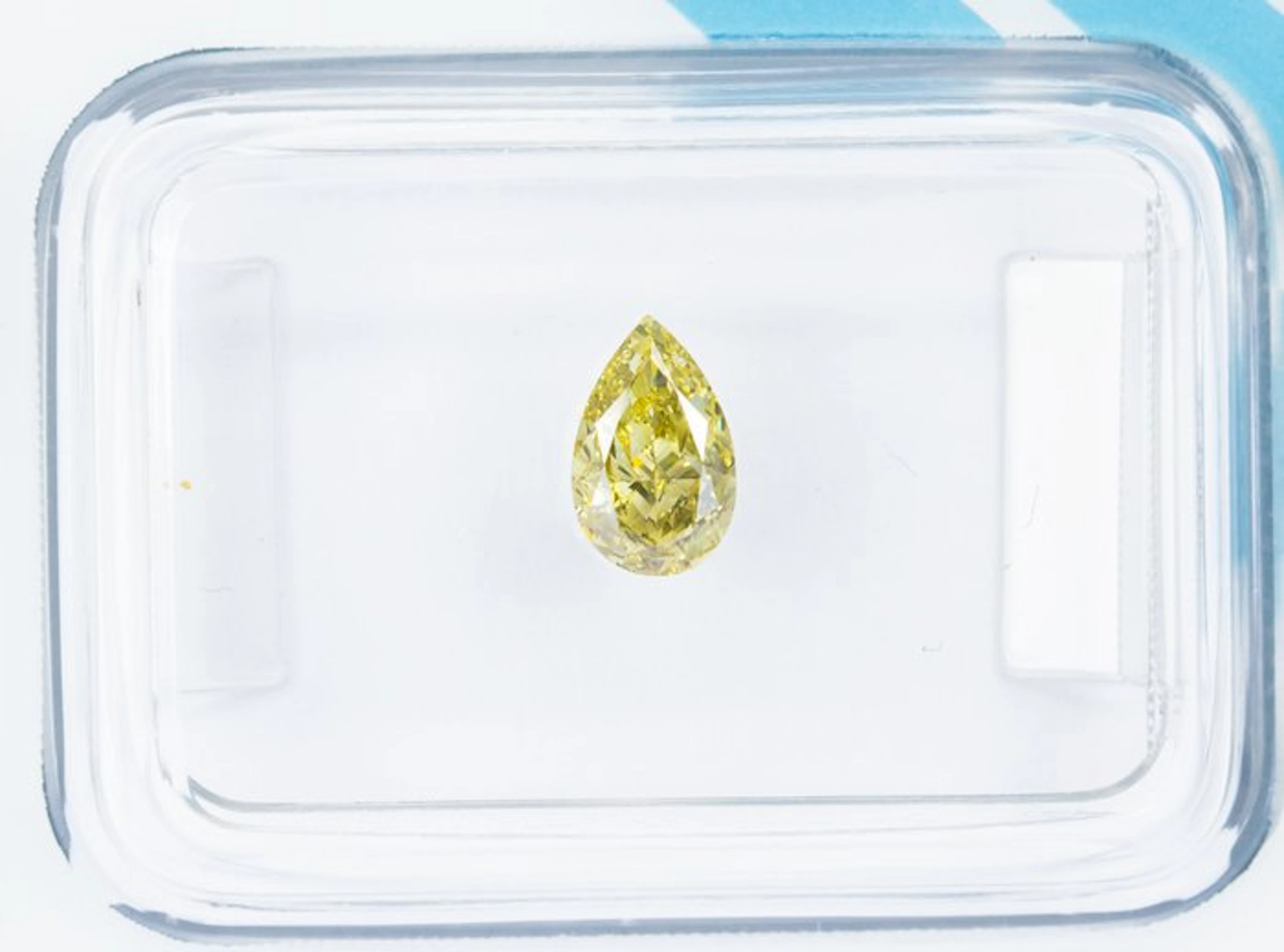 No reserve price - 1 pcs Diamond (Natural coloured)...