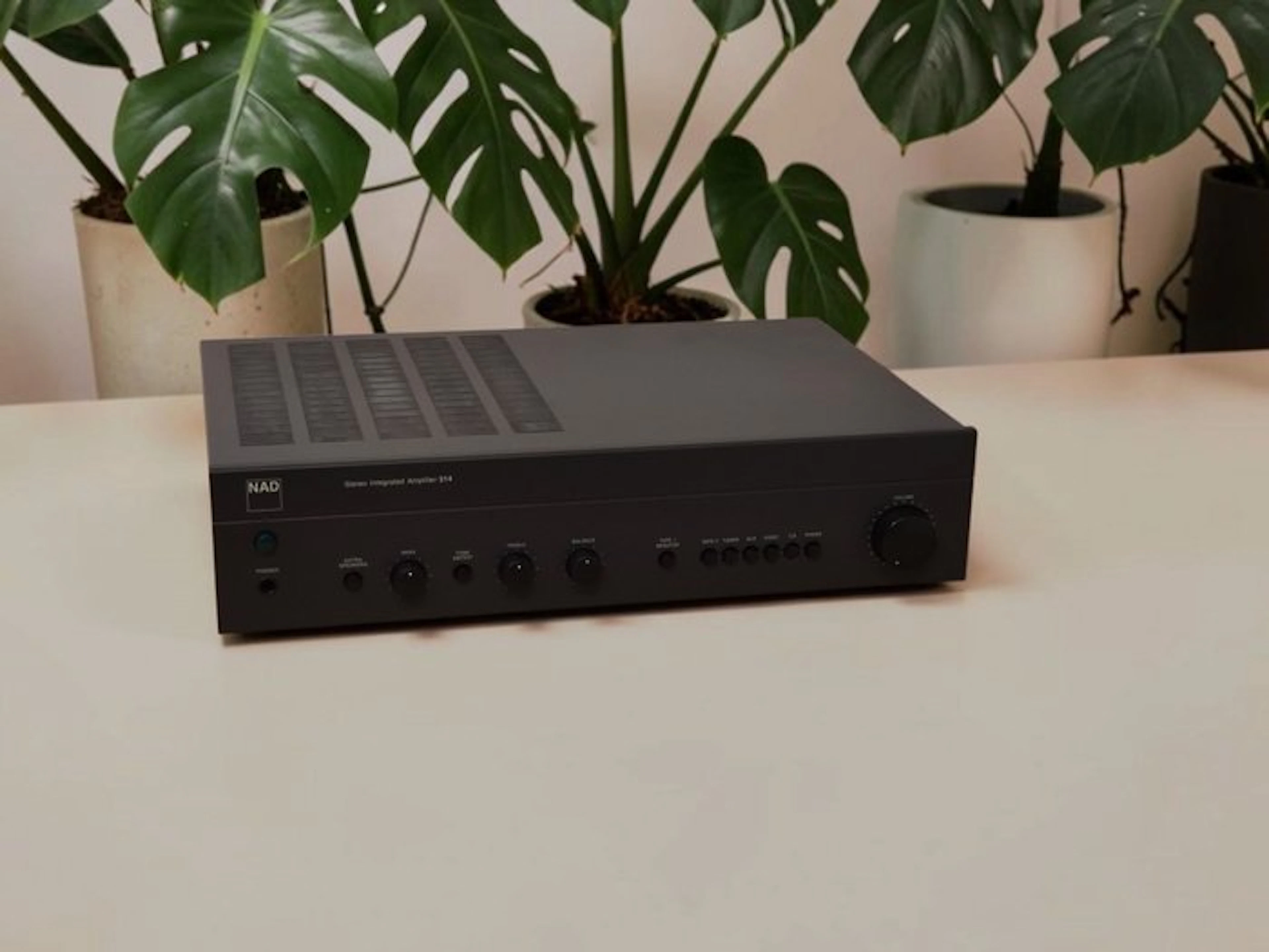 NAD - 314 Solid state integrated amplifier