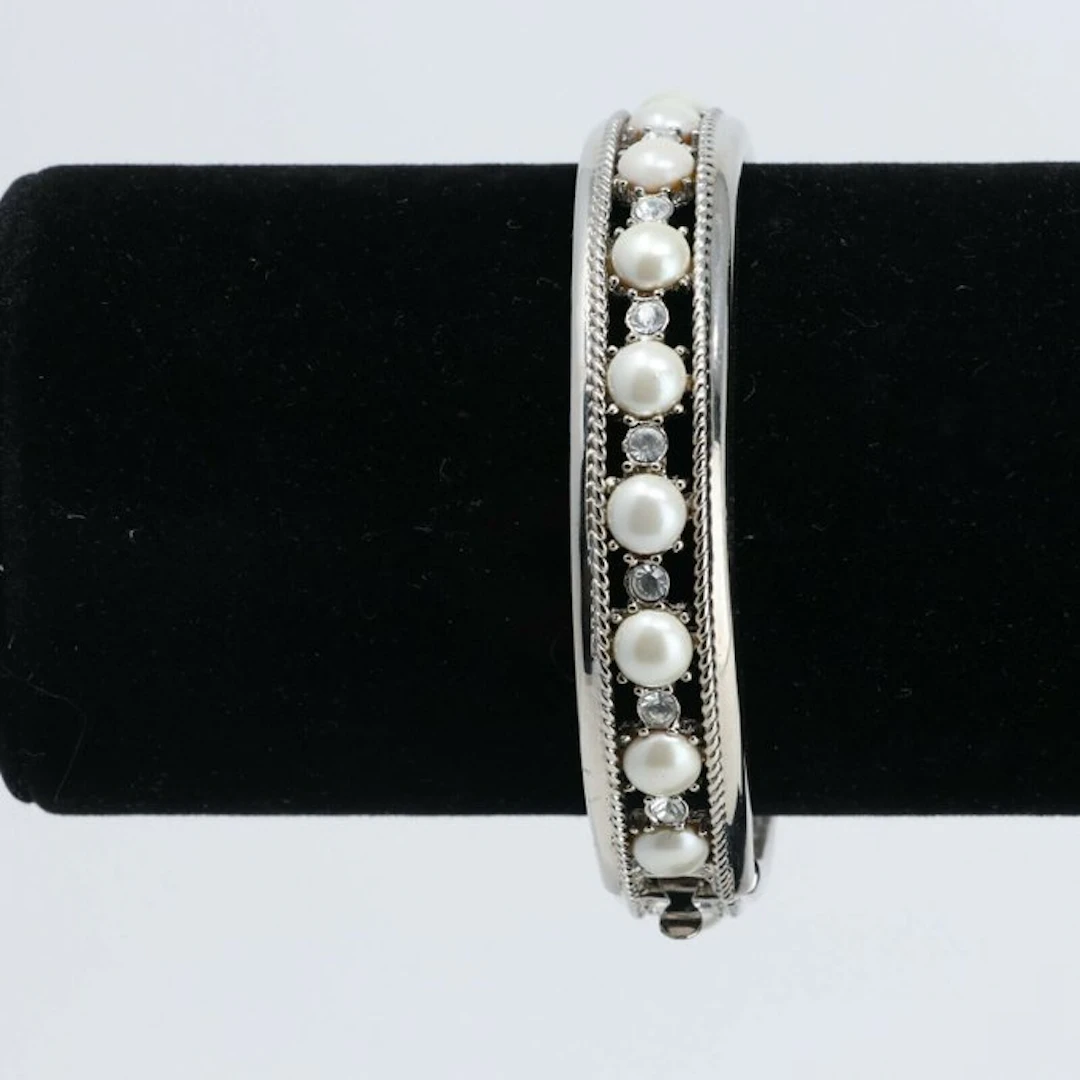 Camrose & Kross - This is a replica of a wedding gift