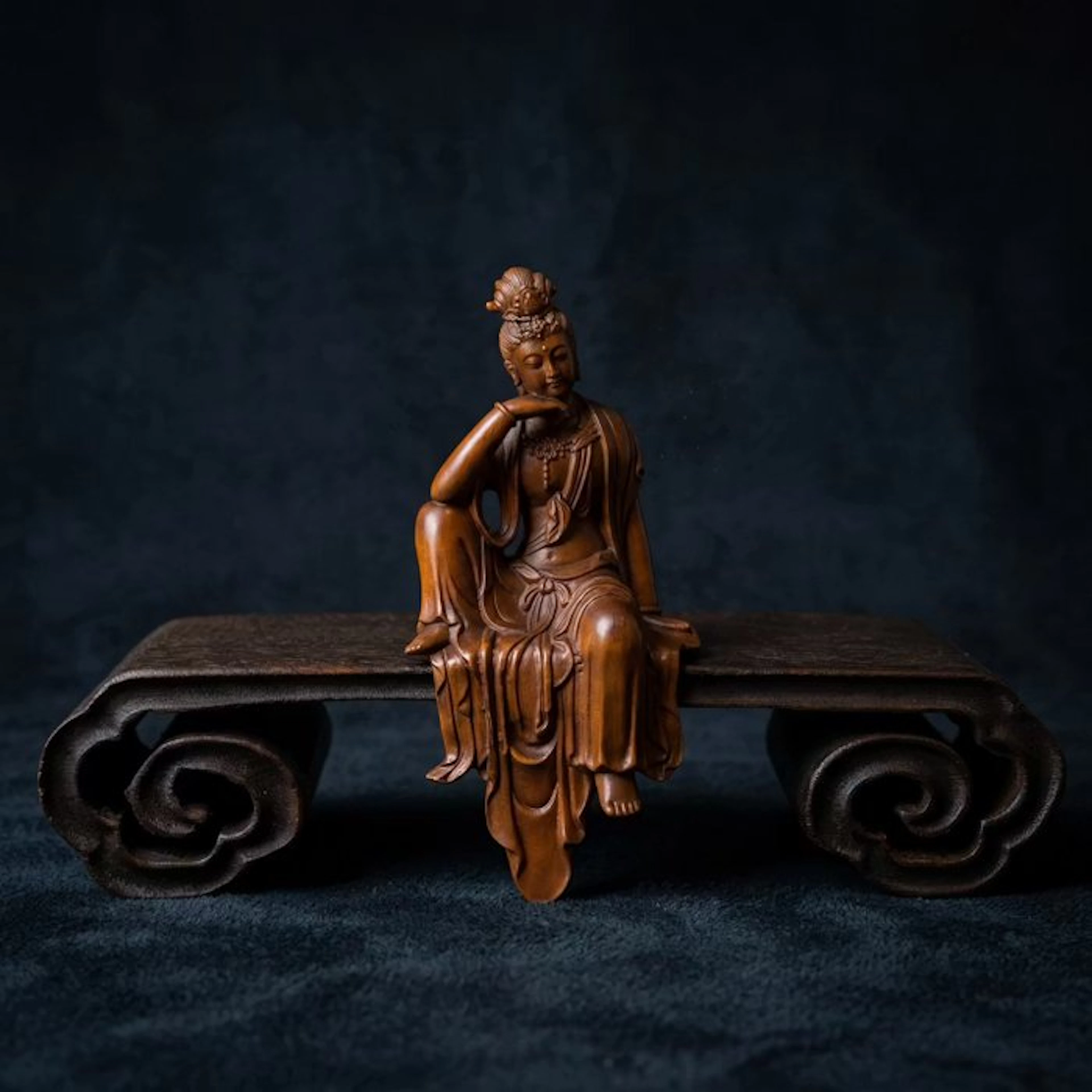 Guanyin inclusief sokkel - Buxushout, Wood - China (No reserve price)
