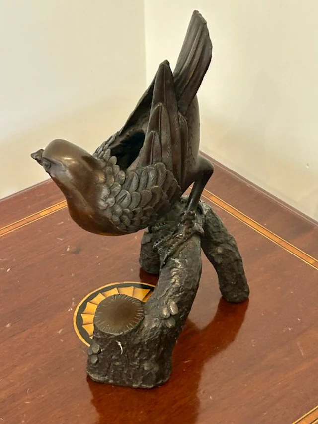 Raro Vaso Ikebana o Bruciaincenso (Koro) in Bronzo – Falco su Ramo – Giappone