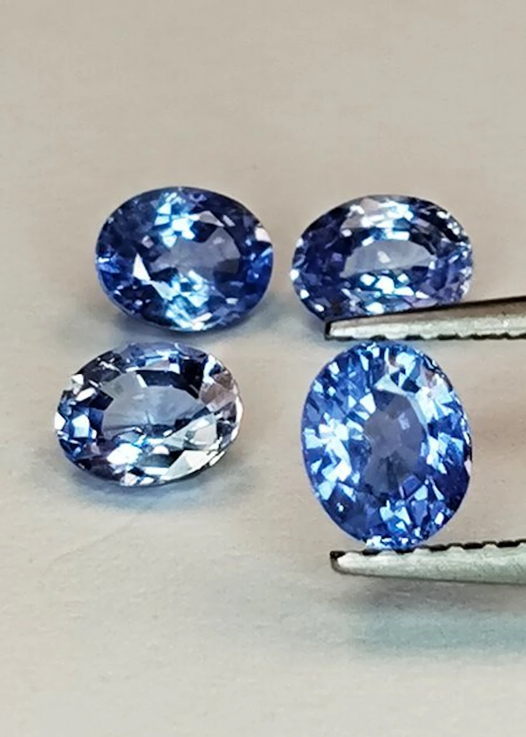 4 pcs Blue Sapphire - 2.20 ct - Antwerp Laboratory for Gemstone Testing (ALGT)