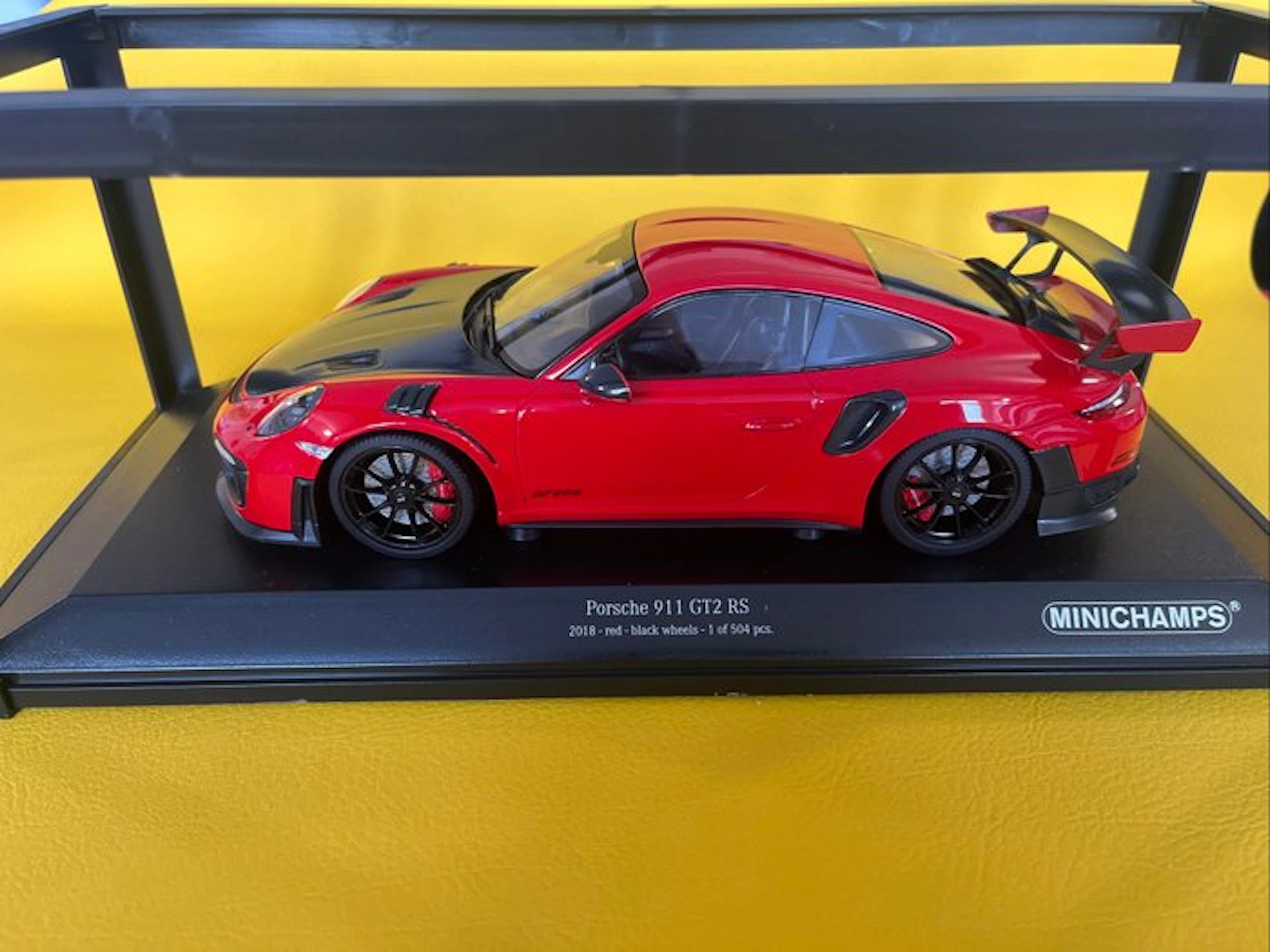 MiniChamps 1:18 - Model sports car - Porsche 911 GT2 RS - 1 of 504 – Limited