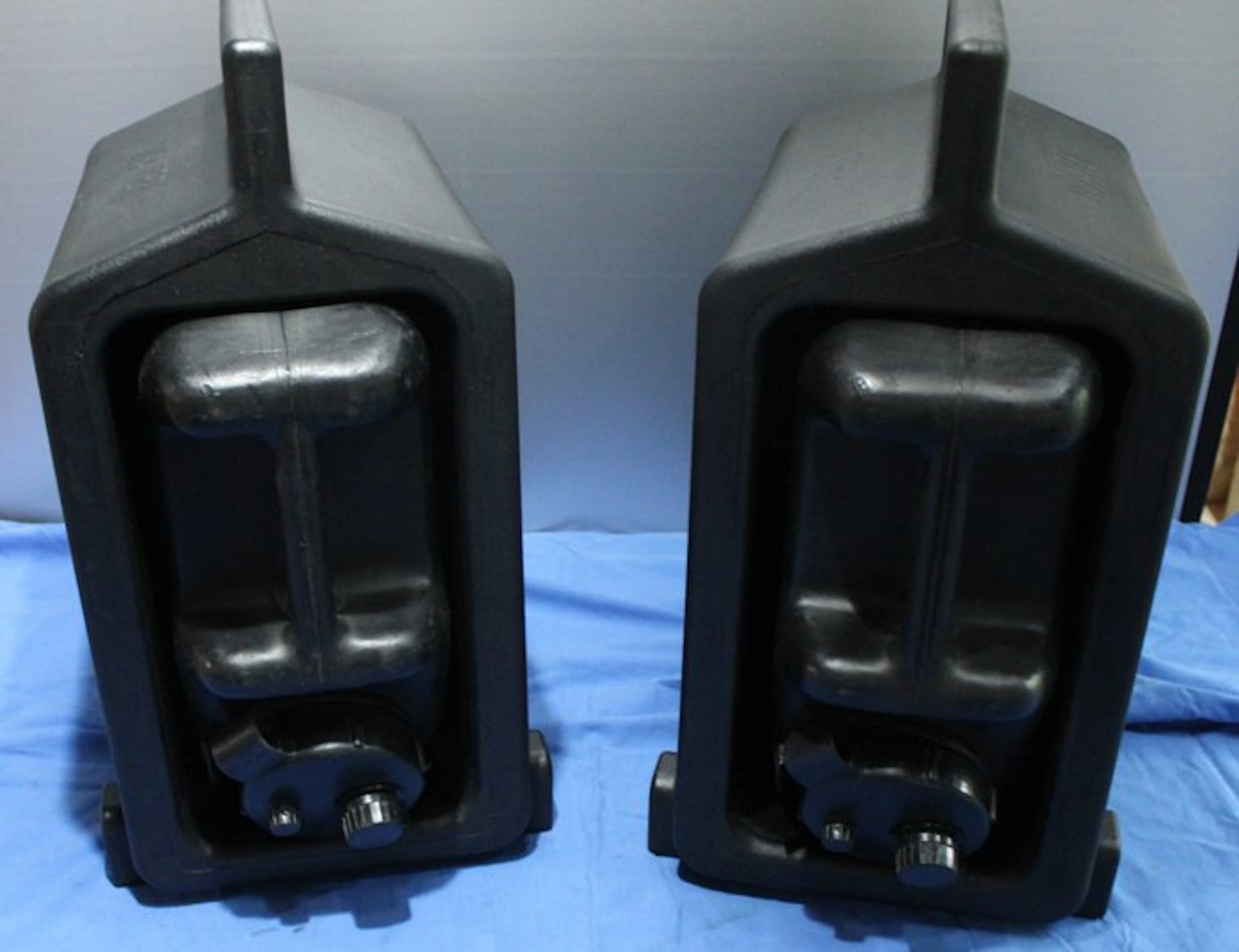 Netherlands - 2 x jerry cans and holder — Dutch Defence - Military equipment